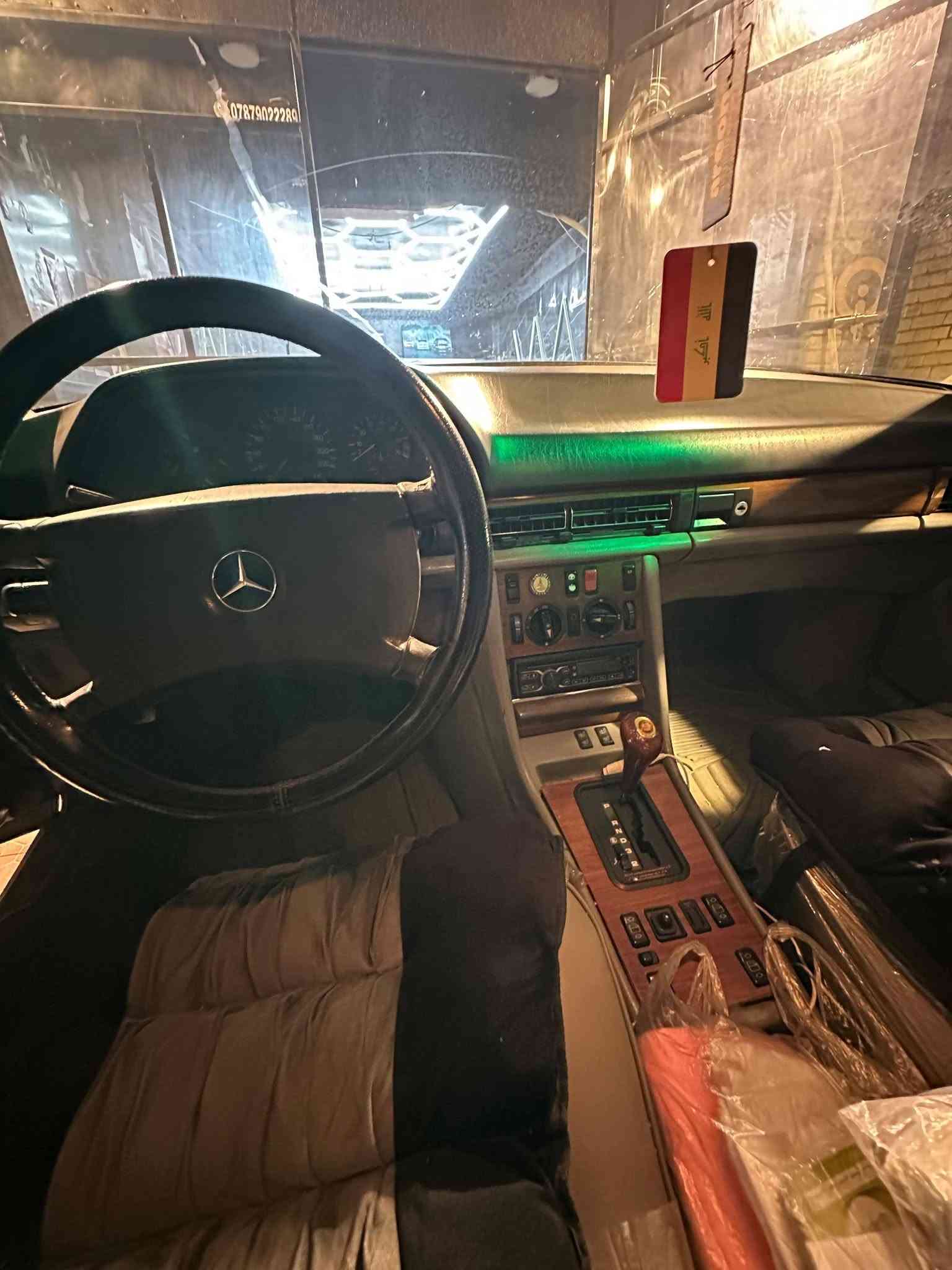 جامبو رئاسي se 300
موديل ١٩٩١
سياره وارد يابان
دعاميات أمريكي
فول تحكمات
غرفه جديده 
كشنات جلد بلادي 
كشنات فول كهرباء
كشنات تدفئه
دبل فيتبم
دبل مروحه
دبل اريل 
تحويل ثاني يوم بااسمي السياره 
للبيع او مراوس حسب القناعه 
مكان السياره بغداد حي الجهاد 
*********** 
السعر  ٩٥ وبيها مجال 
الي ميعجبه السعر اكو مهجومات

نص مكتوب في الصور:
- ***********