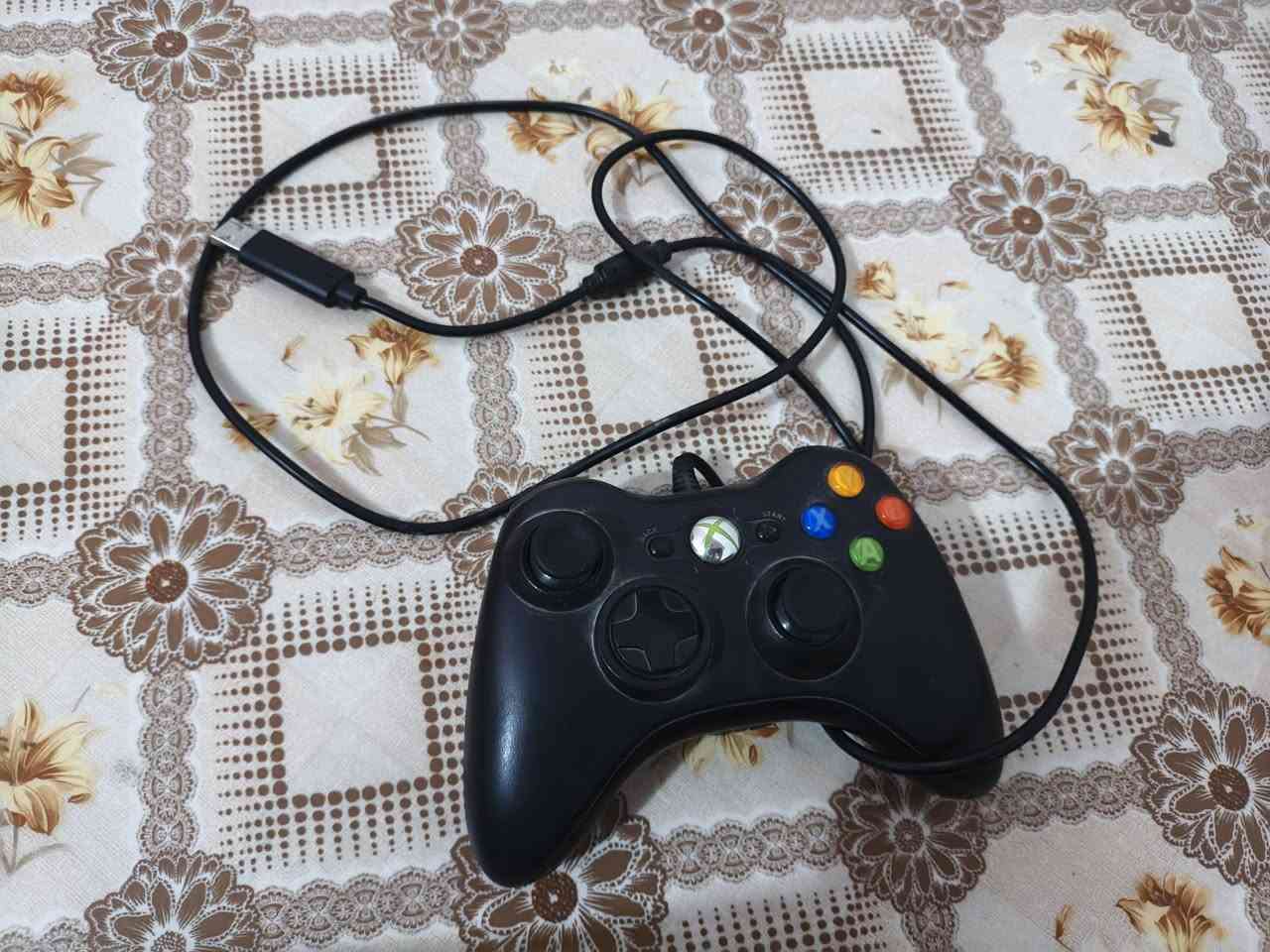 اكسبوكس 360 سلم مهكر كامل الملحقات
تجي وياه محوله وكيبل hdmi ويده واير وحده 
الهارد 250gb بيه 40 لعبة تقريبا
سعر 95 الف شامل التوصيل 
التوصيل لكل المحافظات 
***********
