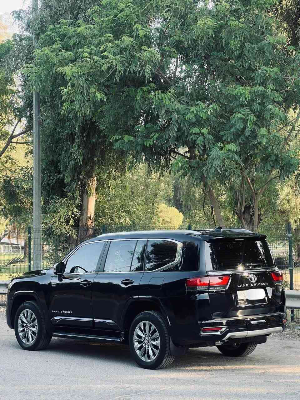 السلام عليكم تحية طيبة
لاندكروز 2025  VX هايبرد على عرش القوه 
شركة ساز ام الضمان 16 تبديلة دهن مجاني
رقم بغداد بحالة الزيرو 

VX 2025 HEV  الهايبرد 💯

مواصفات تويوتا لاند كروزر 2025 VX هايبرد تشمل:❗️
✅ المحرك والأداء:
✅ نوع المحرك: 3.5 لتر 6 إسطوانات توربو مزدوج هايبرد
✅ القوة القصوى: 457 حصان
✅ عزم الدوران: 790 نيوتن متر
✅ ناقل الحركة: 10 سرعات اتوماتيكة
✅ نظام الدفع: دفع رباعي مستمر 
✅ معدل استهلاك الوقود منخفض بالمقارنة مع البنزين العادي
✅ عدد الركاب: 7 ركاب
✅ التقنيات والسلامة:
✅ نظام تويوتا للأمان (TSS)
✅ مثبت سرعة تكيفي

وضعيات قيادية عدد 3 ❗️

✅نظام الحماية من التصادم
✅ تنبيه مغادرة المسار
✅ التحكم التلقائي بالنور العالي
✅ نظام الرؤية المحيطية 360 درجة
✅ نظام الحماية في المواقف (PKSB)
✅ حساسات ركن أمامية وخلفية
✅ وسائد هوائية متعددة

 الترفيه :

✅ نظام صوتي مدمج بشاشة 12.3 بوصة
✅ نظام ملاحة
✅ أبل كاربلاي
✅ 14 سماعة JBL

 الراحة :

✅ مقاعد جلد فاخرة
✅ مقاعد كهربائية
✅ شاحن لاسلكي
✅ مقاعد مدفأة ومبردة للمقاعد الامامية + مقاعد الصف الخلفي مدفأة
✅ مكيف هواء تلقائي رباعي المناطق
✅ نظام ذاكرة لمقعد السائق والراكب مع 3 وضعيات
مغلقة BBF درجه اولى ابو 2000 $ ضمان عشر سنوات 
مكفولة كفاله عامة من كلشي 
ماشية / 8000 
السعر / 84800 وبيه مجال 
الاستفسار / ***********
مكان السيارة بغداد
