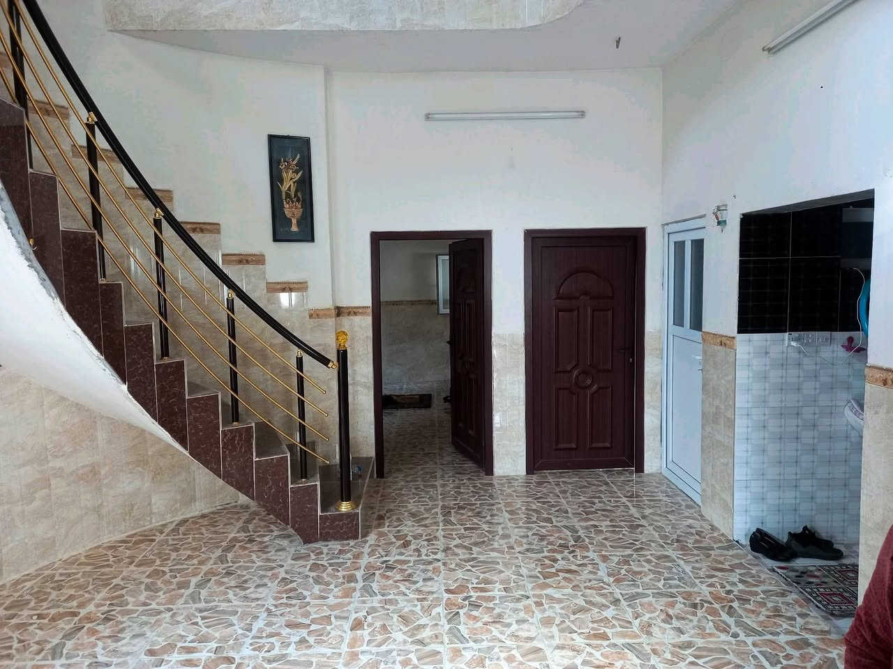 بيت مساحته 180 متر
بناء طابقين فول
الطابق الأول يحتوي على 2 غرفة نوم وصالة كبيرة واستقبال ومطبخ وصحيات
والطابق الثاني يحتوي على 4 غرف نوم إضافة إلى صالة وصحيات
بناء حديث
الموقع حي الصديق خلف أسواق الشهداء 
للتواصل والاستفسار تواصلوا مع الرقم
***********

