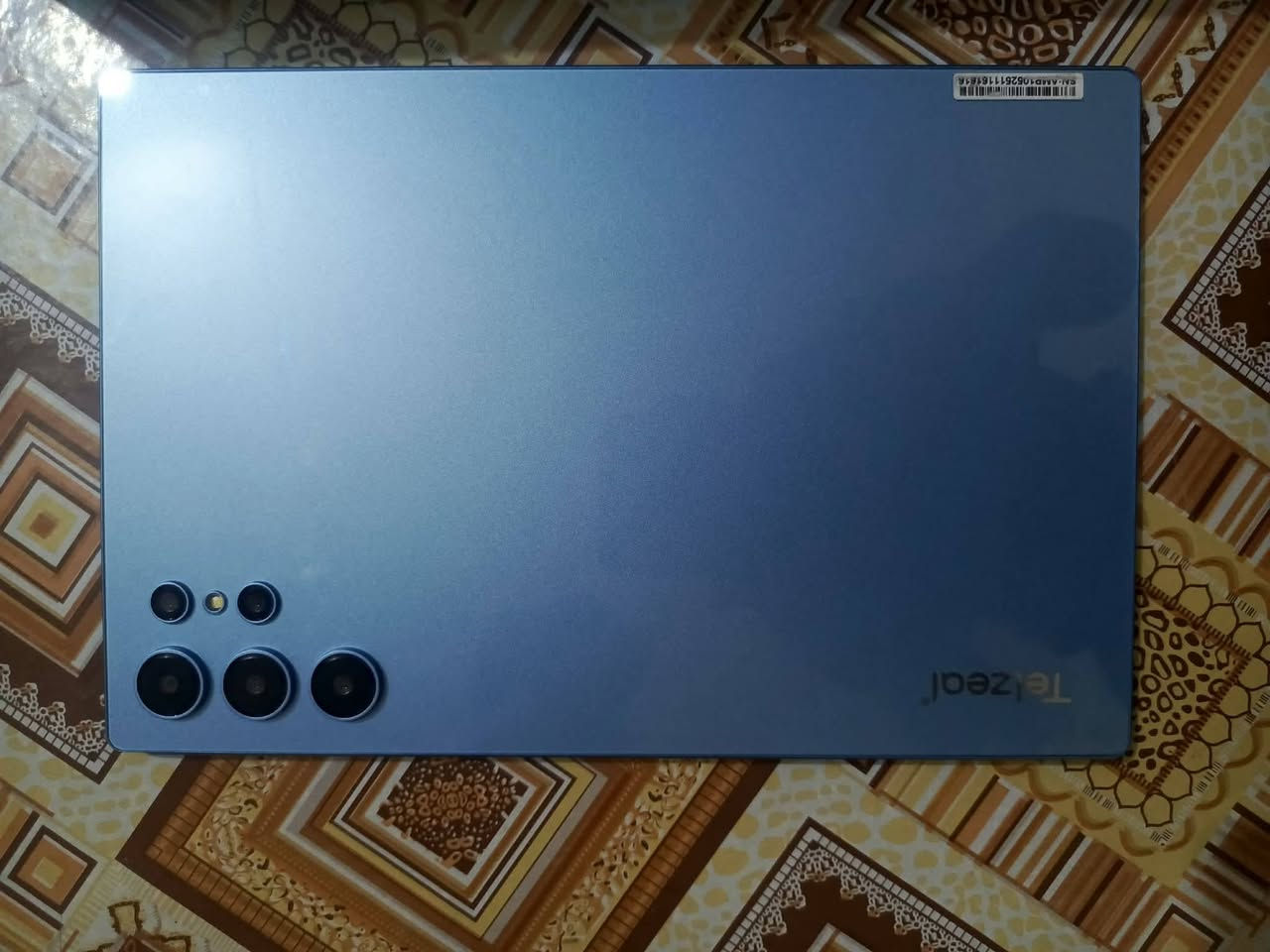 لشاشة: بمقاس 10.1 إنش من نوع IPS وبدقة HD تبلغ 1280×800 بكسل، وهي مناسبة جداً للدراسة والمشاهدة.الذاكرة العشوائية (RAM): تأتي بسعة 12 جيجابايت لتضمن سلاسة جيدة عند فتح تطبيقات متعددة.ذاكرة التخزين (ROM): مساحة داخلية ضخمة تصل إلى 512 جيجابايت تتيح لك حفظ كميات كبيرة من الملفات والفيديوهات.البطارية: ضخمة جداً بسعة 10000 مللي أمبير في الساعة، لتدوم معك لفترات طويلة من الاستخدام اليومي دون الحاجة للشحن المتكرر.الاتصال: يدعم تركيب شريحتين اتصال (Dual SIM) لتشغيل البيانات والمكالمات، بالإضافة إلى دعم الواي فاي والبلوتوث.الكاميرا: كاميرا خلفية بدقة 20 ميجابكسل، وأمامية بدقة 18 ميجابكسل مخصصة لمكالمات الفيديو والدروس عبر الإنترنت.نظام التشغيل: يعمل بنظام Android 15.الملحقات داخل العلبة: غالباً ما يأتي البوكس مجهزاً بحزمة ملحقات كاملة تشمل (كيبورد لاسلكي، ماوس، قلم ذكي، حافظة حماية "كفر") ليتحول إلى ما يشبه كمبيوتر محمول صغير.  سعره 200الف قفل
رقم الهاتف***********

