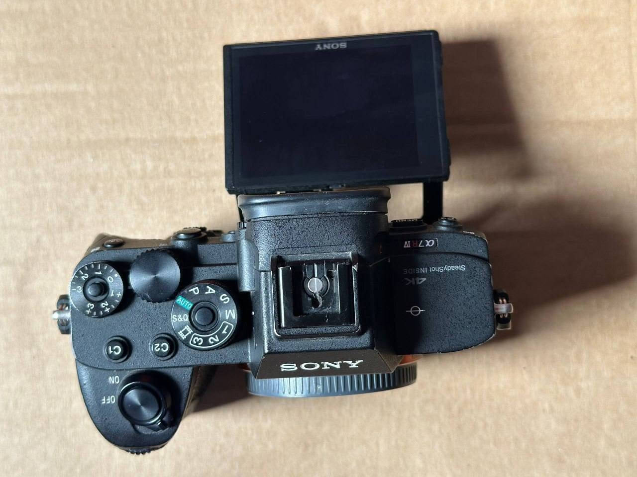 سلام عليكم
للبيع كاميرا Sony Alpha 7R IV بحالة النظافة التامة (أخت الجديدة).
 * المواصفات الأساسية: دقة خيالية 61 ميجابكسل لتفاصيل فائقة الدقة، معالجة صور احترافية، وأداء استثنائي في التصوير الفوتوغرافي والإنتاج الفني.
الفيديو: تصور بجودة مذهلة تصل إلى 4K الحقيقية فائقة الوضوح (Ultra HD).
​الصور: دقة فوتوغرافية جبارة تصل إلى 61 ميجابكسل لتفاصيل فائقة الحِدة تظهر حتى أصغر الدقائق.
 * الملحقات المتضمنة: رام، حزام، قبق الحماية، بطارية أصلية، وكيبل الشحن الأصلي.
 * السعر: مليونين (2,000,000) دينار قفل نهائي.
الكاميرا نظيفة جداً وخالية من أي عيوب.
(توصيل الى جميع المحافظات) 
للإرسال أو الاستفسار، يرجى التواصل
 خاص. او ***********
