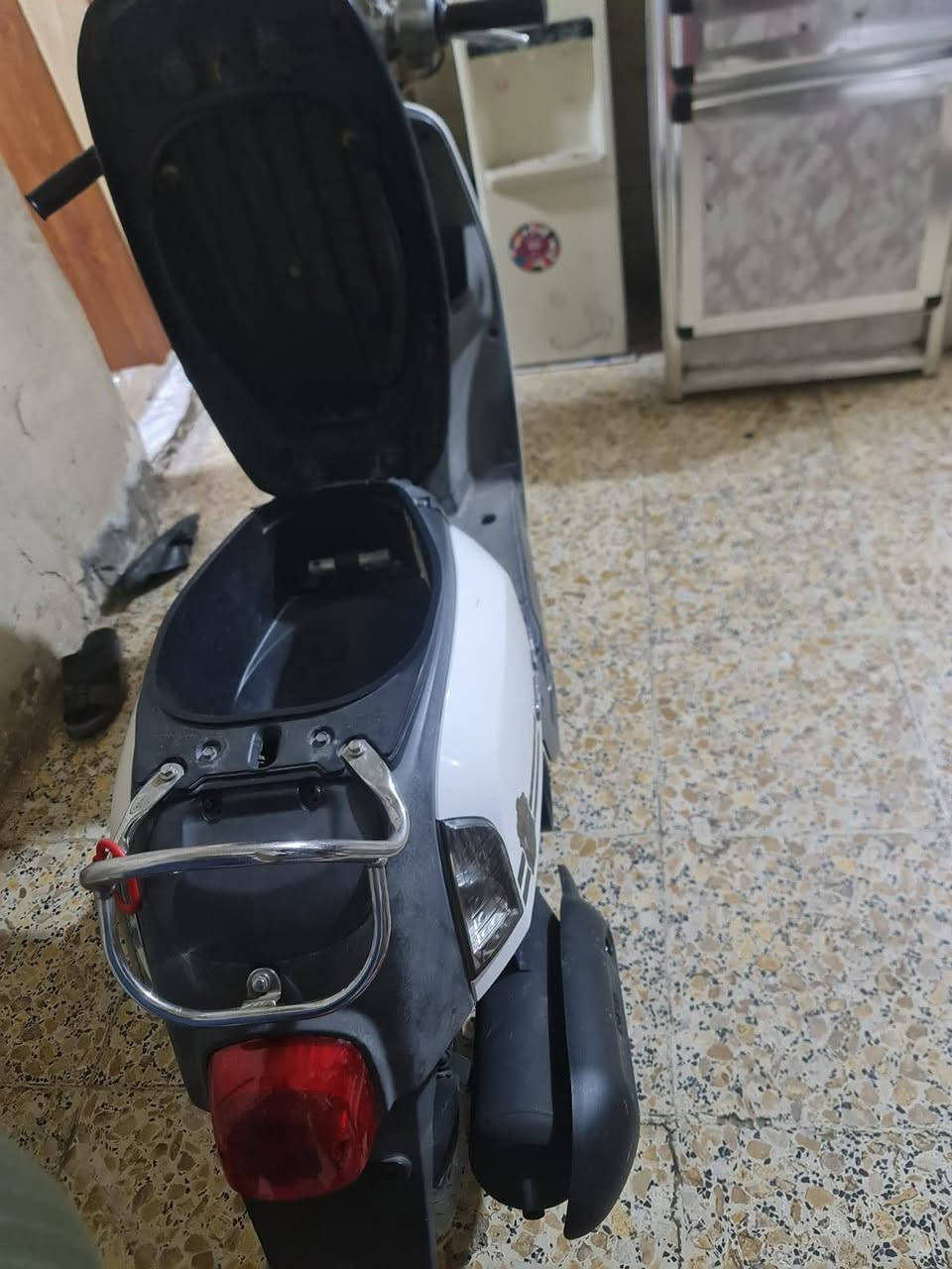 السلام عليكم بوليسي البيع جديده الدراجه ما مفتوحه كلشي شغاله السعر ١٢٠٠ وبيه مجال المكان حله الإسكان الاستفسار علئ الرقم ***********
