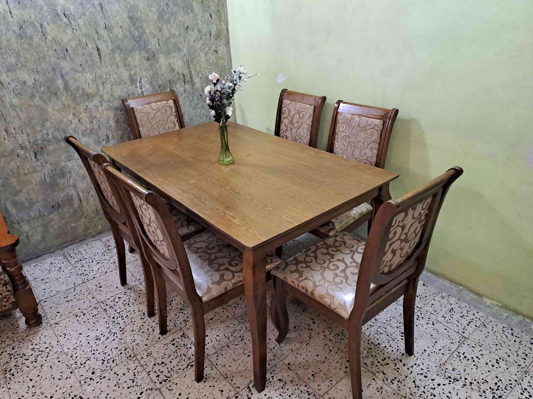 ميز طعام ٦ كراسي خشب زان (هوم سنتر) بدون اي ضرر نضيف جدا
لاتصال ***********
