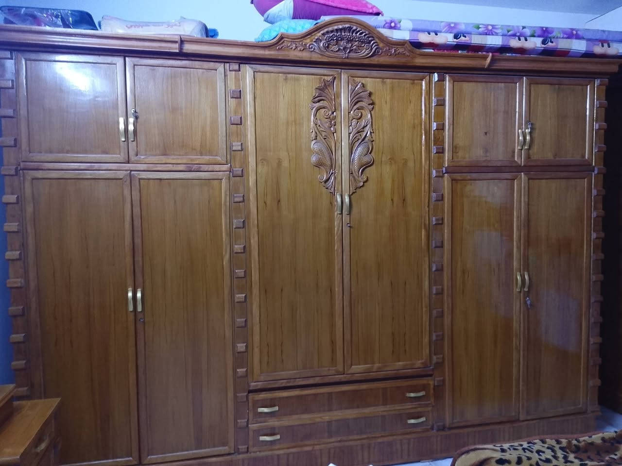 السلام عليكم غرفة نوم للبيع مستعملة شي قليل خشب عراقي تفصال السعر 1مليون و300 اوبيهة مجال للاستفسار ***********
