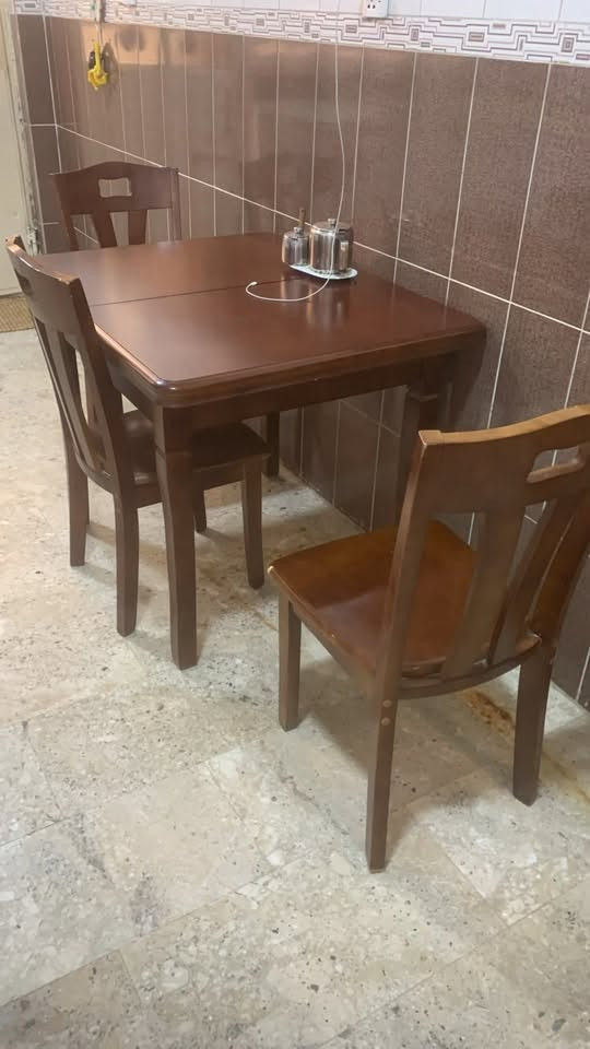 ميز طعام صاج ثكيل يتكبر ويتصغر مع اربع كراسي 
للتواصل 

+964 771 124 1348
