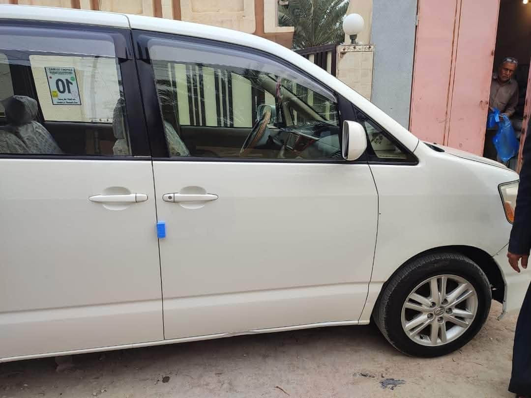 تويوتا نوها (Toyota NOAH) – خيارك  للعائلة والعمل!
​ سيارة تجمع بين الراحة المطلقة ، والمساحة الواسعة، والاعتمادية العالية ياباني 2004 اصل  اترايك وين ما يعجبك ،  ممتازة جداً للعوائل وتعتبر مشروعاً استثمارياً ناجحاً كـ "خط طلاب" للمدارس والجامعات.
​أبرز المواصفات:
​المحرك: 4 سلندر  (قوة واقتصادية ممتازين).
​الكير: أوتوماتيك.
الوقود: بنزين عادي.
​اللون: أبيض ملكي.
​السعة: 7 راكب 
​التكييف: تبريد 3 قطع ❄️ (توزيع مثالي للبرودة في أشد أيام الصيف).
​الأبواب: سلايد جانبية لسهولة الصعود والنزول.
​التقنيات والتجهيزات: نظام صوتي، نوافذ ومرايا كهربائية، إنارة أمامية قوية مع كشافات. زنون
مشروع وطني تحويل مباشر 
​ الكير والمحرك بالكارتون ، الحدادية جديدة باتري جديد تخم تايرجديد ، مكفولة كفالة عامة وبدون صبغ. 
​الملاحظات: توجد ضربة خفيفة جداً تحت فوهة البنزين فقط.
​المعاينة: حالة السيارة ممتازة والواقع أفضل برهان بعد الفحص والمعاينة.
​معلومات البيع والتواصل:
​الموقع: الناصرية – الغراف
بصرة _ ياسين خريبط 
​السعر: ٨٥ ورقة وبية مجال 
​للتواصل والاتصال أو الواتساب: ***********
