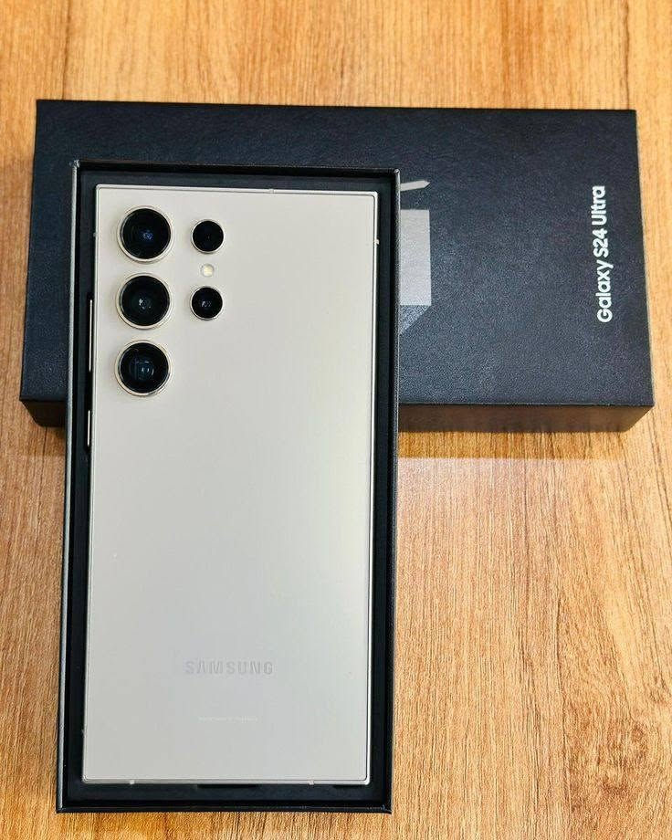 S24 ultra
لون فضي غراضه بالكارتون ما مفتوحه 
ضمان عين الفهد 
ذاكره ٢٥٦
***********
