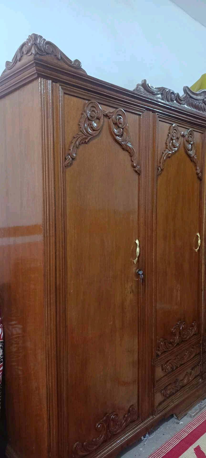 كنتور  4 ابواب بسعر 75 الف خشب  درجه اولى بي اضرار باليدات مكسوره
هذا كنتور/دولاب شنو المقاس التقريبي مالتَه؟: 
تقريبا اكثر من 200cm
وين موقعك بالضبط حتى تنكتب بالمعلن؟: 
النجف /حي النداء 
السعر 75 ألف نهائي لو بيه مجال فصال؟: 
بي مجال بسيط 
اليدات مكسورات بس، لو أكو أي ملاحظات ثانية بالباب أو الخشب نفسه؟: 
التواصل عالواتساب 