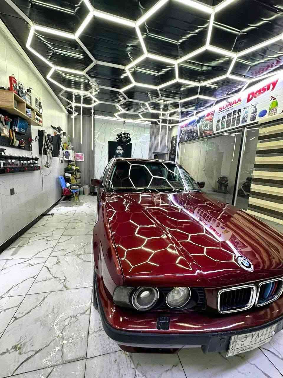 السلام عليكم 
BMW 1990 525 
رقم بغداد مداور ثاني يوم السياره جاهزه من كلشي على اخير حبايه تخم تاير حداديه تبريد باتري جديد غرفته بل كارتون مكينه جديده كير كهربائيات كله جديد ربع مينصرف عليها السياره احلى من الصور بهوايه وبل خير على الي يأخذها مكاني واسط مركز مدينه السعر 62 وبيها مجال شي قليل 
***********
