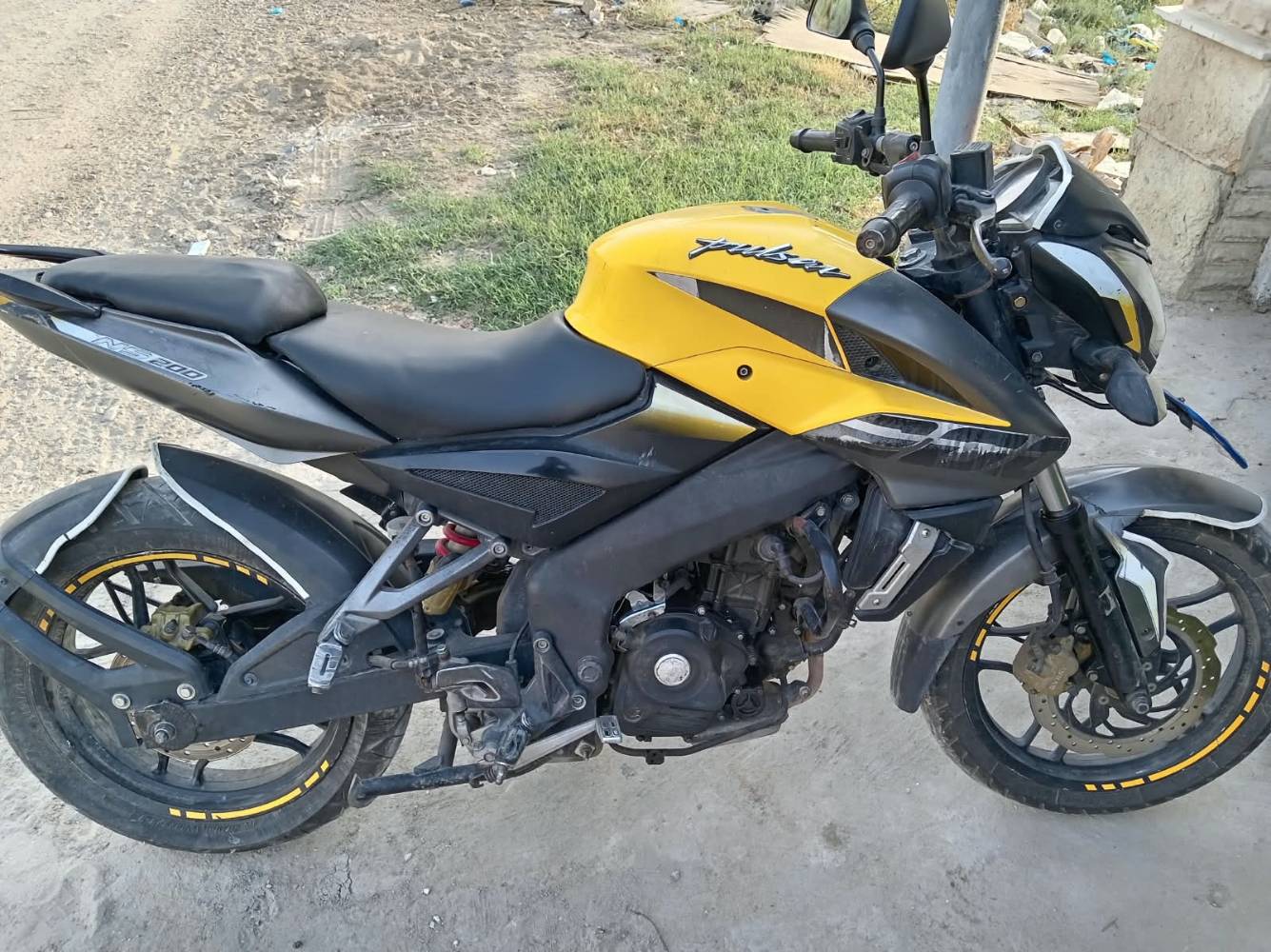 بولسر • ns200 • مرقمة