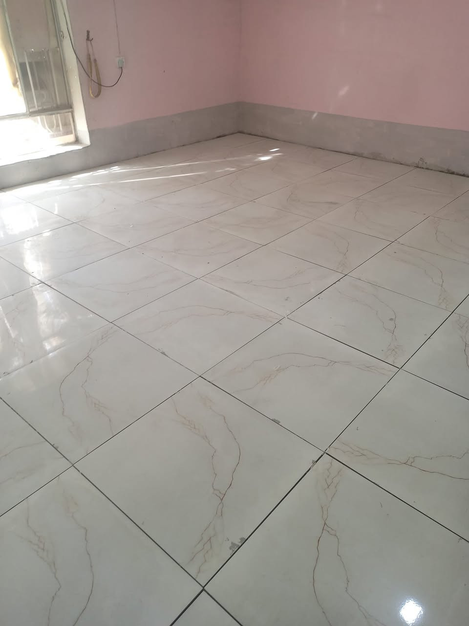 يوجد خلفه سراميك متفرق داخل تكريت  ‏‪ قير متواجد عل فيس. ***********
