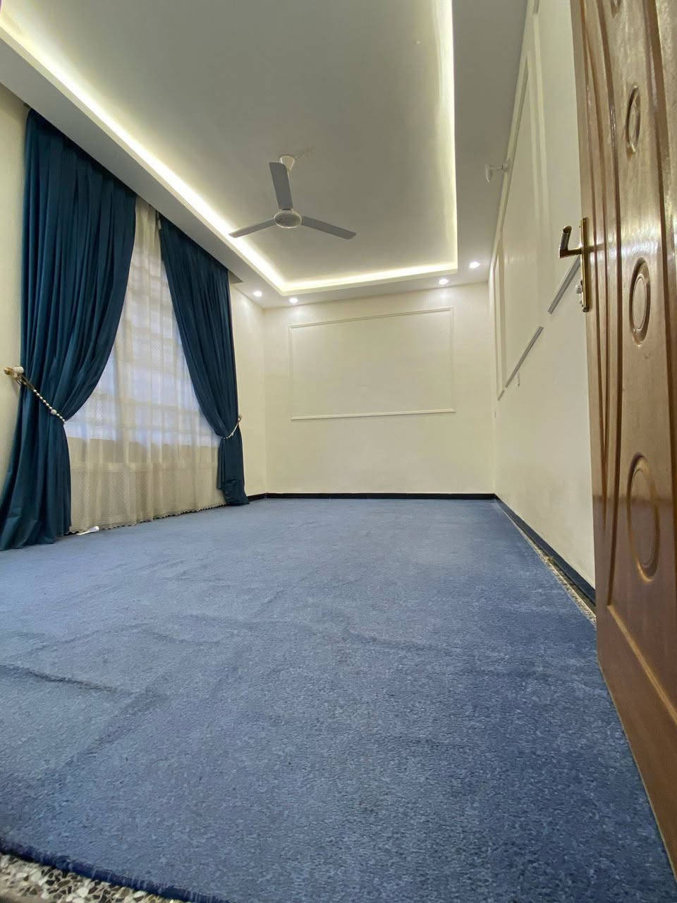 🏡 للبيع بيت سكني بمساحة 200 متر
بيت بموقع مناسب وشارع نظيف، يتميز بتوزيع عملي ومساحات مناسبة للعائلة، بالإضافة إلى حديقة تضيف مساحة جميلة للبيت 
الموقع دوانم الشعلة شارع حسينية ابو هاتو 

🔹 تفاصيل البيت:
الطابق الأرضي:
• استقبال
• صالة معيشة
• غرفة نوم
• حمام
• مطبخ مفتوح
• تركين خارجيات
• درج دوّار

الطابق الثاني:
• 3 غرف نوم
• حمام

الطابق الثالث:
• غرفة
• بيتونة

🌿 حديقة + توزيع عملي + شارع نظيف وموقع مناسب

📞 للاستعلام والتفاصيل يرجى التواصل على الرقم:***********
