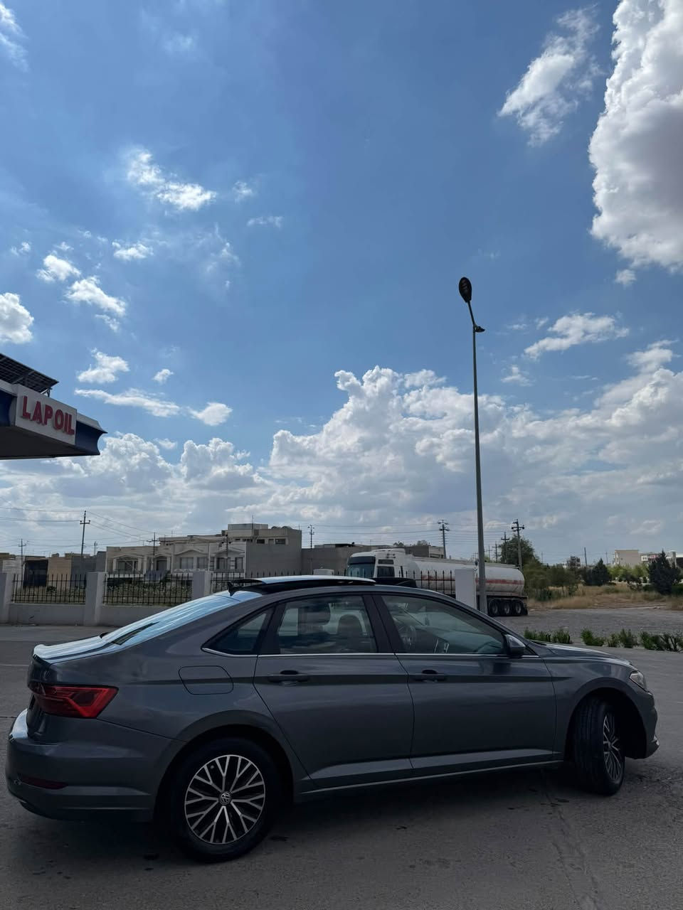 Jetta se+ 2021
بێ air bag 

پانۆراما 

بەسمە 

لایت لید 

کوشین پێش و پاش هیتەر 

کوشین کارەبایی 

سوکان هیتەر 

کوشین جلد 

ئاوێنە هیتەر 

رادار پێش و پشت 

زۆر خاوێنە دوو چامەلخی پشتەوەی نیو نیو سبوخە 

سوندوقی بیلادی گۆرایە پێش کەپس 

61000mile رۆیشتیە 

نرخی133$ وەرقە کەمەک مەجال بە ناوی خۆمە رەقەم هەولێر
***********
