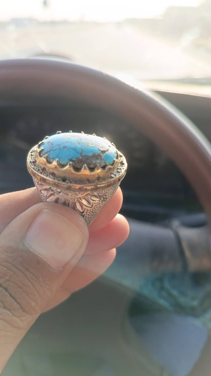 فيروزج لبه اصلي بالذمه
حجم الحجر تقريبا ٢ سم
التاج ماء الذهب 
مرصع ب٤٥ حجر زمرد باريسي
فضه ثقيله
حجم الاصبع ٢٦ _ ٢٧
السعر ٢٠٠ الف 
توصيل موجود
***********
