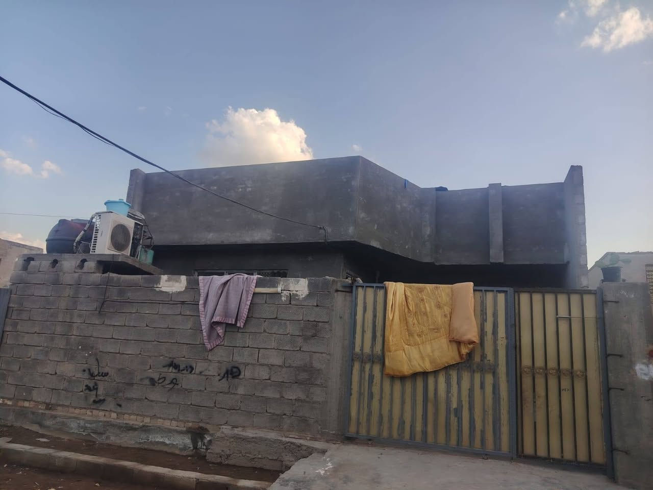 بيت بناء حديث رفت مساحه 200متر طابقين اربع غرف نوم خدمات كاملة ماء كهرباء تبليط جنس لارض 25زراعي العنوان تاميم ابو ذر الغفاري مقابل لواء رقم الهاتف ***********بي واتساب خابر تدلل
