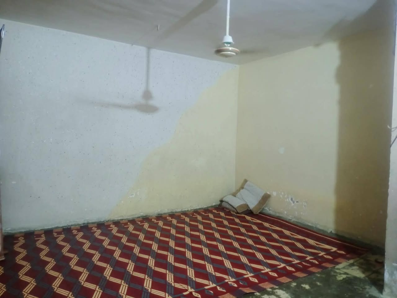 بيت لبيع بغداد حي نصر  مساحه 150متر طابو صرف لبيت حالين مسوينه مشتملين كامله فوك جوه مكان لوله قرب جامع الامام المهدي فرع المسدود مقابل الصوره مال السيد تواصل على رقم***********
