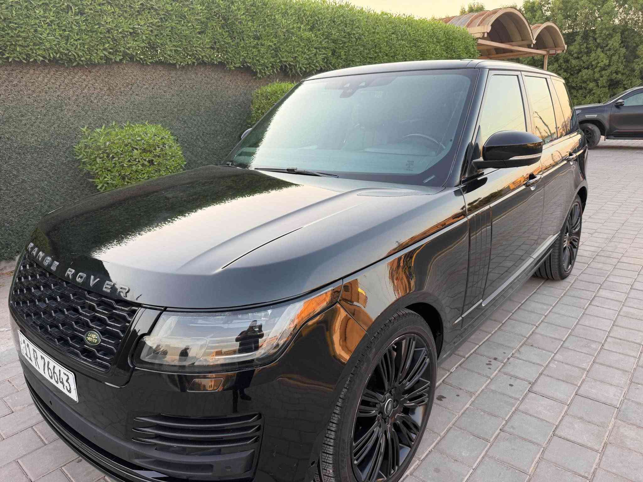 رانج روفر Autobiography 2020 | 
Supercharged V8

▪️ الفئة: أوتوبيوغرافي (Autobiography)
▪️ الموديل: 2020
▪️ المحرك: 5.0 لتر V8 سوبرتشارج
▪️ القوة: 525 حصان
▪️ ناقل الحركة: أوتوماتيك 8 سرعات (ZF)

السياره ماشيه 
رقم بغداد 
مكاني بغداد
السياره بأسمي تحويل مباشر 
المواصفات:

* سقف بانوراما.
* جلد مع تدفئة، تبريد، 
* شاشتان Touch Pro Duo.
* شاشة عدادات رقمية.
* نظام صوت Meridian.
* كاميرات 
* حساسات أمامية وخلفية.
* مثبت سرعة راداري.
* نظام المحافظة على المسار.
* باب خلفي كهربائي.
* تعليق هوائي قابل لتعديل الارتفاع. 
للاستفسار ***********السياره بيه بنيد بلادي صبغ جزء من الجاملغ امامي داير الجاملغ الخلفي السعر 420بيه مجال بغداد, العراق
