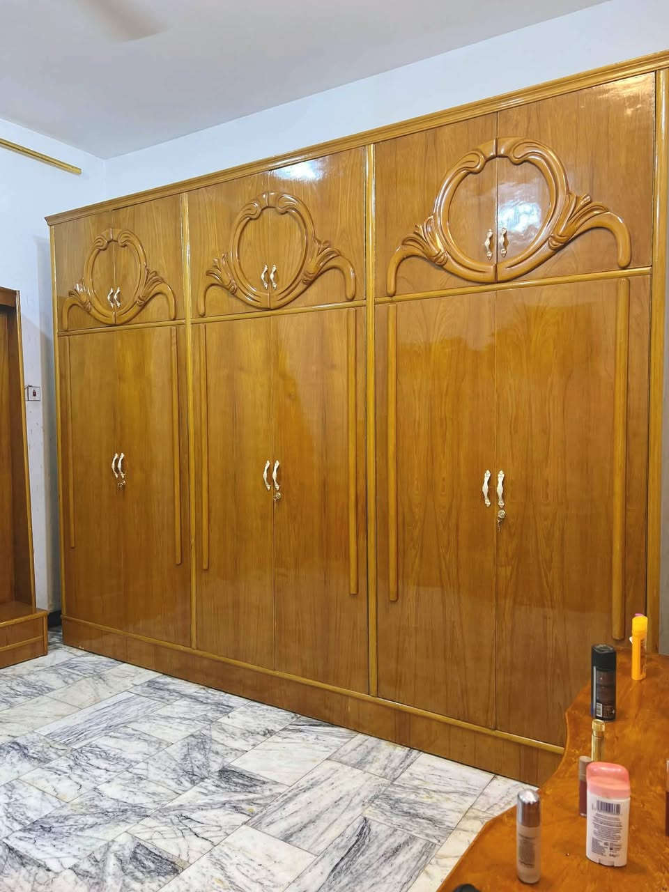غرفة نوم تسكام صاج داخل وخارج شغل ضهر جرجوبه خمسه ملم استعمال قليل مابيها اي ضرر مكاني حلة حي الجزائر ***********. ***********

