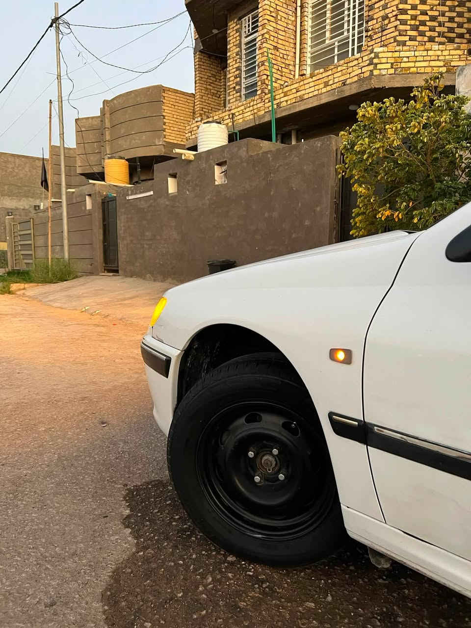 بيجو 406 2001 كير محرك حدادية مكفولات بيها مكانات صبغ قليلة السيارة بلادية وممتعوبة تخم تاير لايت زينون ابيض كهربائيات كلها على البلاد بردة خلفية تبريدها شغال بس كمبريسر ضعيف يعني يرادله تبديل ع الموسم الجاي 
مكان السيارة بابل 
***********
