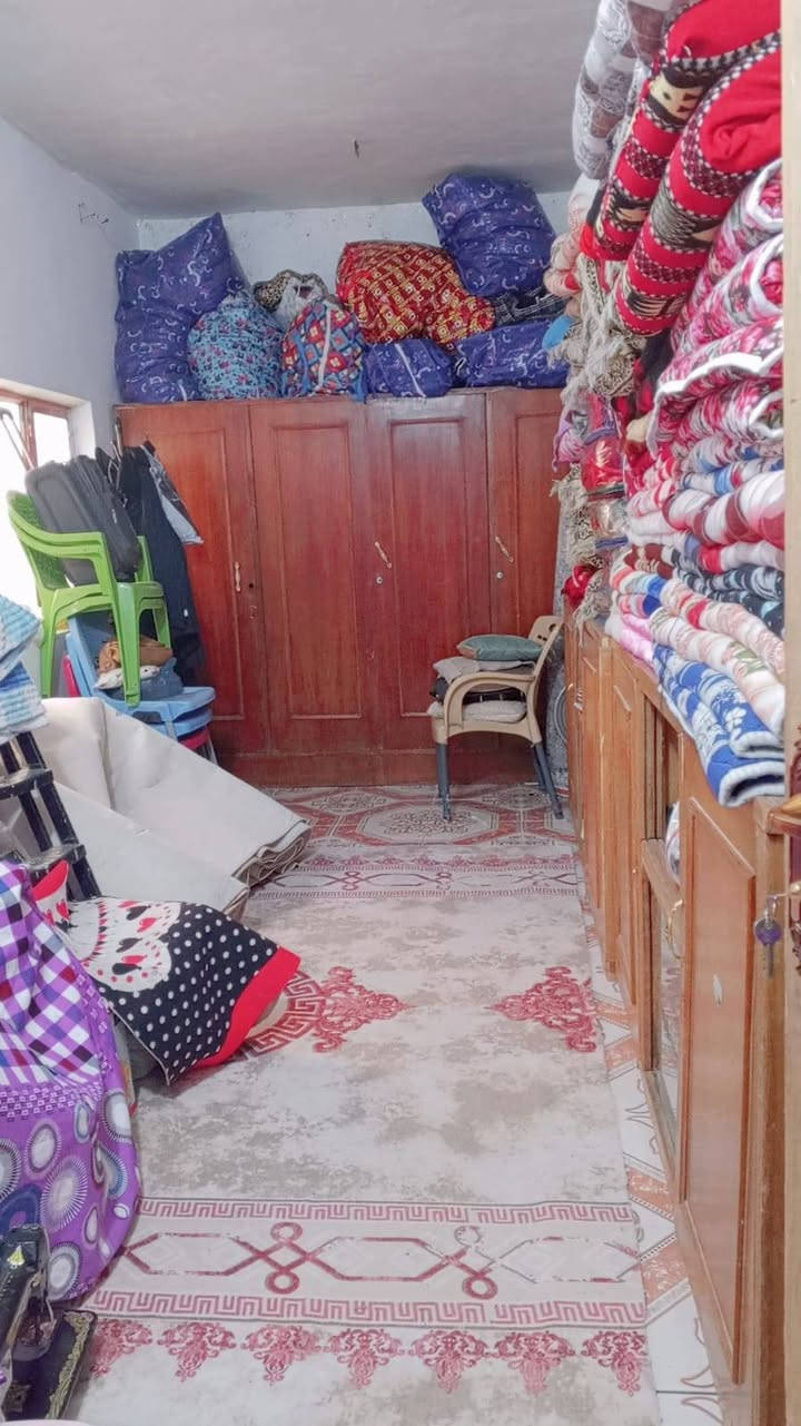 بيت مساحته 100م في الشهداء الاولى المربع الذهبي قرب مركز الشرطه طابقين الأول متكون من غرفه محولينها مطبخ وهول واستقبال ومطبخ زغير وصحيات داخليه وخارجيه والطابق الثاني متكون من غرفتين وصاله والطابق الثالث بيتونه وستاره وسطح بناء سنة 2011 صاير على ساحه خضراء  مرتب وما ناقصه اي شي بقية التفاصيل يم ملاحظه  يرهم. بيع أو مرواس بيت بالشهدا او الدبيه
الاستفسار الاتصال
***********
