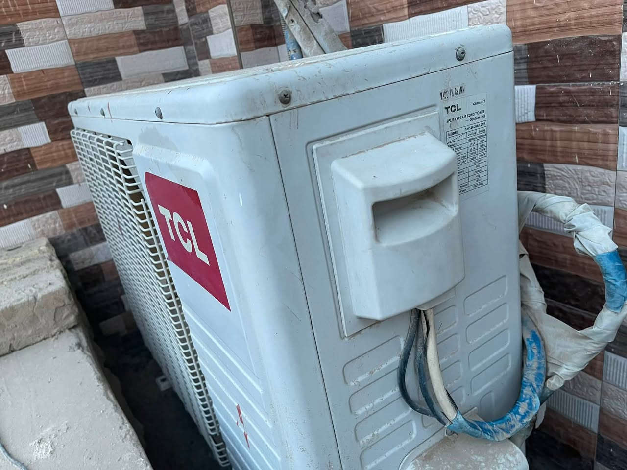 سلام عليكم سبلت TCL 
تبريدة مابي يحتاج غاز 
دفع مالته جيد 
ونظيف وشغال وشرط الفحص قبل لا تاخذة
سعره 250 الف دينار 
عنوان حلة /الكرامة / ***********
