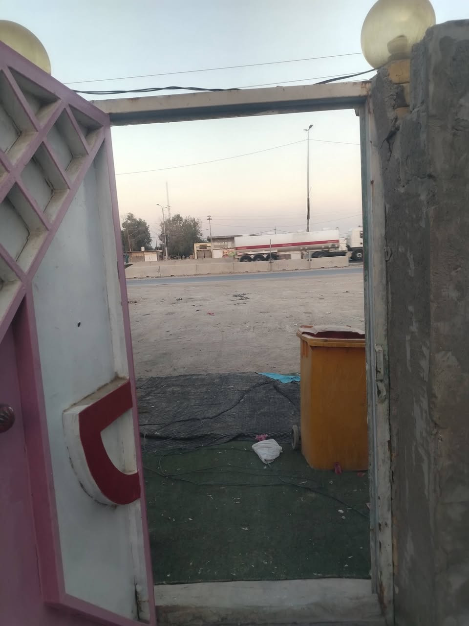 البيت  البيع  المساحه 100  غرفه وصاله ومطبخ وطارمه عله طريق كربلاء نجف عمود 138 قريب عل شارع العام يعني واجهه محلات  اتصير ***********
