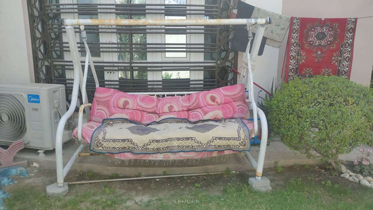 مرجوحه مستعمله للبيع نظيفه جدا فقط يرادله لحيم قليل كلش  بل قاعده   ابيعه ب 175 و بيه مجال  الشراي يتفضل خاص او عل واتساب ***********
