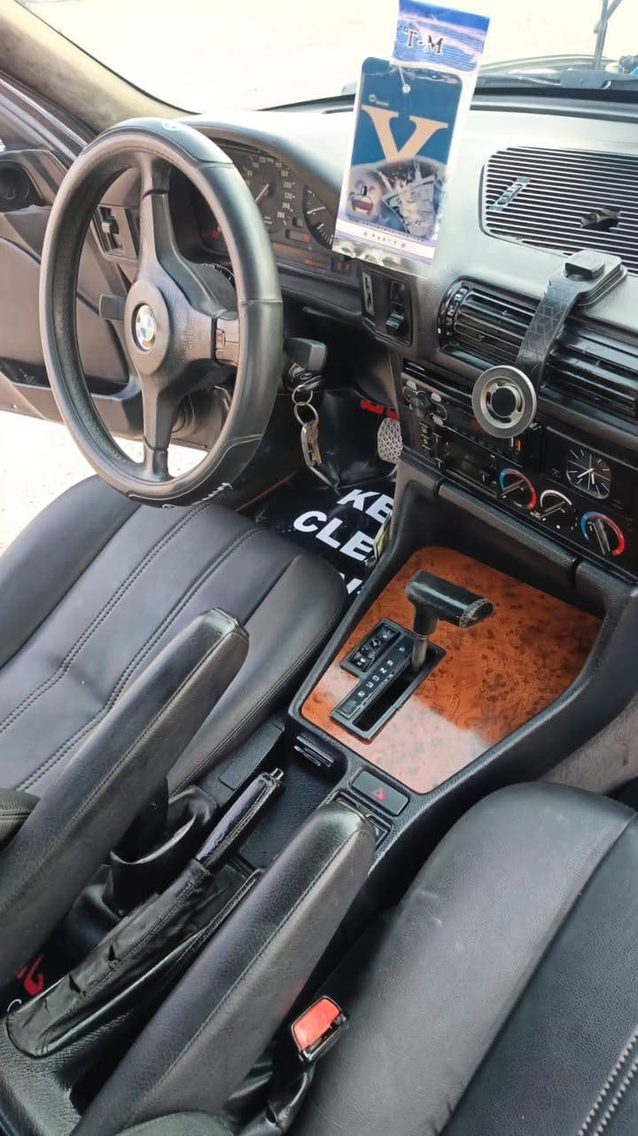 السلام عليكم 
BMW 525iA

1992

رقم انبار دولي بسمي مشروع وطني 

سنويه وهزه جديده 

مسكر فانوس 

كير اوتو

مكينه وكير خير من الله

ويل m18 مع تخم تاير جديد

كهربائيات كلها شغاله 

غرفه جلد جديده

سلايد طكتين

بجم عريض
 
السعر64$ وبيها مجال بسيط
مكان السياره ديالى جديدة الشط

***********
