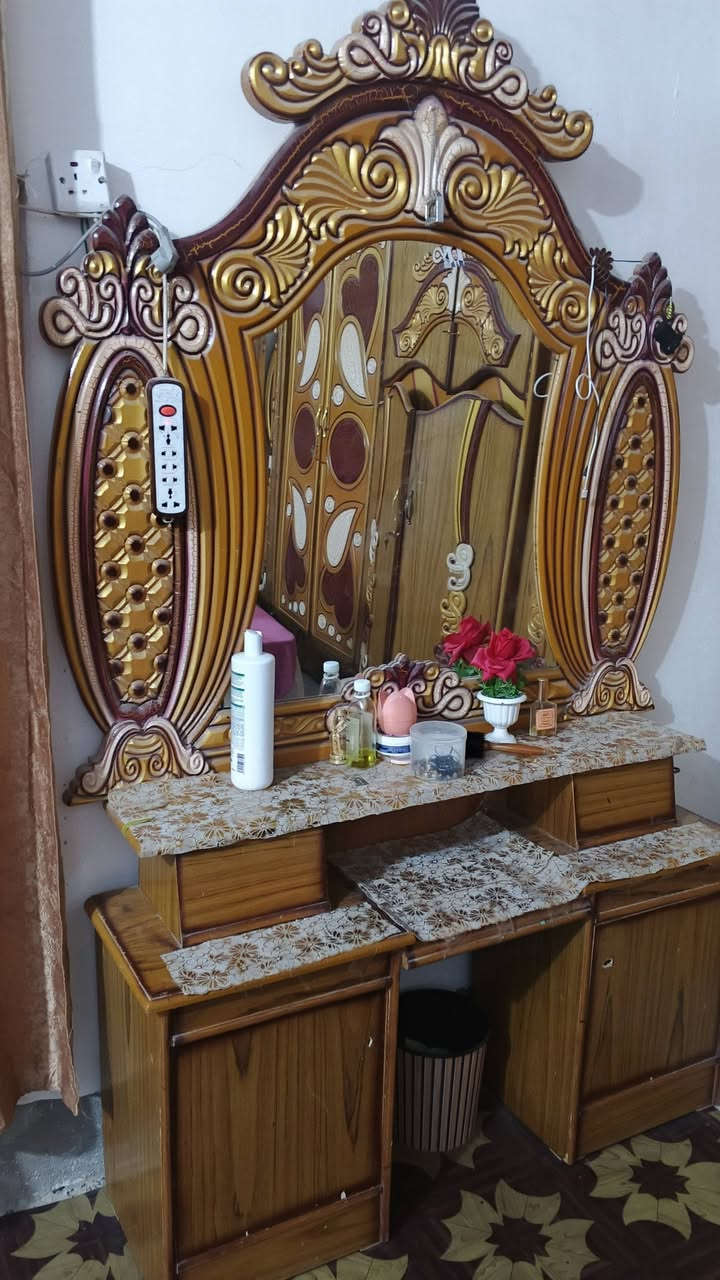 السلام عليكم غرفه نوم للبيع كنتور +زاويه+صالون+جربايه +كاونترات ثنين المكان ناحيه الطيفيه حي الخضراء السعر 350وبيه مجال استفسار عله رقم***********-***********
