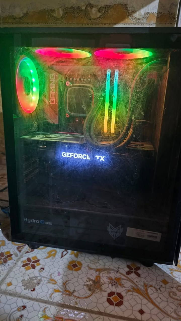 الســلام عليكم
PC للبيع

* **الكيس (Case):** FSP، زجاج مقوى (Tempered Glass) من الجوانب.
* **المعالج (CPU):** Intel Core i7-13700KF (الجيل الثالث عشر).
* **اللوحة الأم (Motherboard):** Gigabyte Z790 Gaming.
* **الذاكرة العشوائية (RAM):** TeamGroup **T-Force RGB** DDR5 بسعة **32GB (2×16GB)**، بتردد **6000MHz** أو أعلى، وتوقيت **CL30** أو أفضل، ومتوافقة مع منصات **Intel** و**AMD**.
* **بطاقة الرسوميات (GPU):** NVIDIA GeForce RTX 4070 من شركة **GALAX**، إصدار **3 Fan**.
* **التخزين (Storage):**

  * NVMe SSD بسعة **1TB**.
  * SATA SSD 1**256 GB**
* **التبريد (Cooling):**

  * مبرد مائي (Liquid Cooling) للمعالج.
  * إضاءة RGB.
  * **6 مراوح RGB** لتدفق الهواء (3 مراوح إدخال + 3 مراوح إخراج).
* **مزود الطاقة (Power Supply):** FSP Hydro بقدرة **750W**.

✨ القطع كلهه نضيفه جدا والحراره جدا ممتازه 

واخيرا السعر المقدس..
1800 الف

واتساب
 ***********
