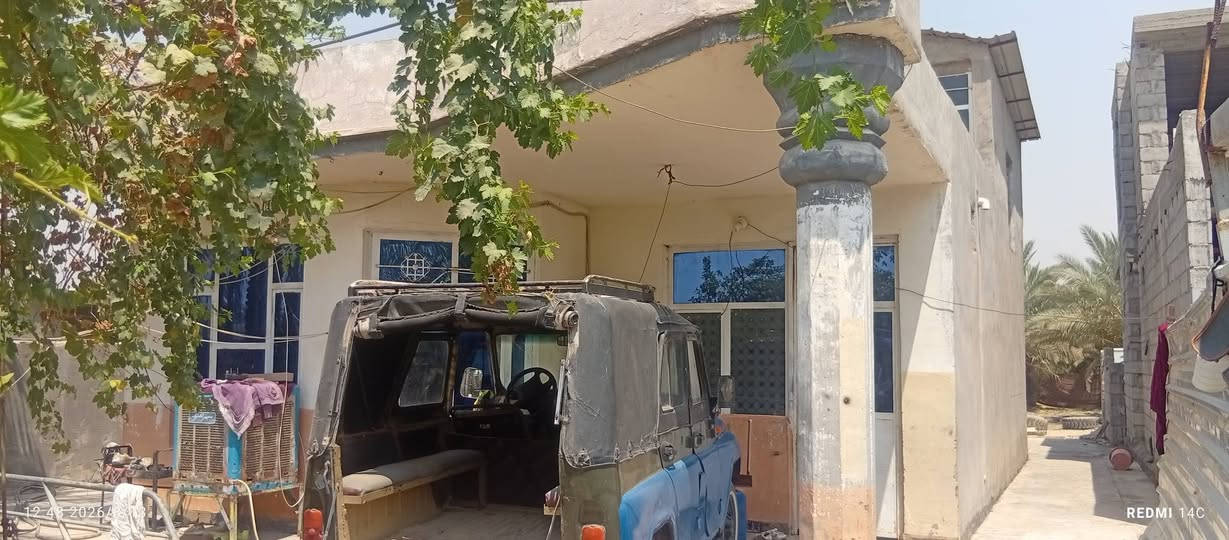 السلام عليكم للبيع قطعة ارض المساحه 10دونم الواجهه 125متر  والنزال 250متر وتحتوي على دونمين ونص عقد متصله بالشارع الخلفي ما عده العشر دوانم وتحتوي على خمس بيوت صب واثنان سندويش وجنس الأرض طابو بستان وامامهه ثلاث نهران ماء   وموقع الأرض شارع المطار قريه المثاثات تبعد عن شارع التبليط 500متر والاستفسار الاتصال بالرقم التالي   ***********

