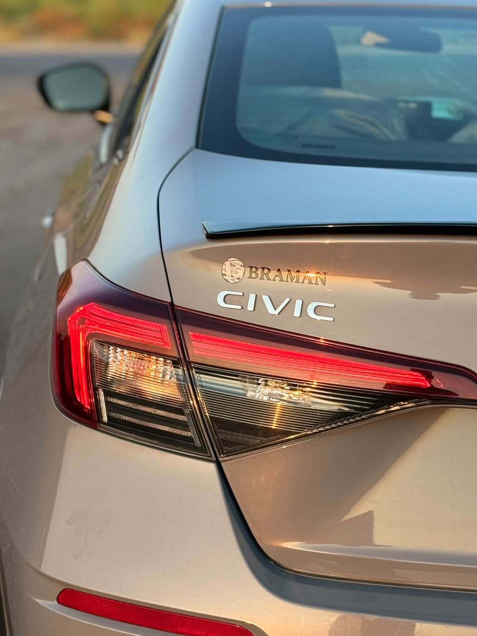 هوندا سيفيك SPORT 2025 🔥
130$ وبيها مجال بسيط

السلام عليكم ورحمة الله وبركاته 🌹

🚘 Honda Civic Sport 2025
💎 نظافة استثنائية – سيارة مال بيت

▪️ محرك 2.0 تنفس طبيعي
▪️ ماشية 45,000 كم
▪️ لوحات صلاح الدين إنجليزي 🇮🇶
▪️ استخدام شخصي ومال بيت
▪️ السيارة ما متعوبه نهائياً

   
* تنفس طبيعي
* DOHC، 16 صمام
* Dual VTC
* حقن مباشر للوقود
* القوة: 150 حصان
* العزم: 133 lb-ft ≈ 180 نيوتن.م
* دفع أمامي FWD
* أوضاع قيادة: ECON / Normal / Sport
* بدالات تبديل خلف المقود Paddle Shifters
* تشغيل عن بُعد للمحرك
* نظام إيقاف/تشغيل المحرك Idle Stop 

الخارجية

* جنوط ألمنيوم رياضية 18 إنج Gloss Black
* إطارات 235/40 R18
* مرايا جانبية كهربائية بلون أسود لامع ومدفأة
* Smart Entry
* قفل تلقائي عند الابتعاد عن السيارة
* عادم بتشطيب كروم
* تصميم Sport خارجي رياضي 

الداخلية والراحة

* مقاعد Combination
* دركسون مغلف بالجلد
* مقبض جير مغلف بالجلد
* دواسات رياضية Sport Pedals
* مسند ذراع خلفي
* المقاعد الخلفية قابلة للطي 60/40
* تشغيل بصمة/زر Push Button Start
* فرامل يد كهربائية مع Auto Hold
* Hill Start Assist 

الشاشة والترفيه

* شاشة لمس ملونة 7 إنج
* شاشة معلومات للسائق 7 إنج TFT
* Apple CarPlay
* Android Auto
* Bluetooth
* نظام صوتي 180 واط
* USB-C
* منفذ 12V 

الأمان

* Honda Sensing
* نظام فرملة لتخفيف الاصطدام CMBS
* تحذير الاصطدام الأمامي FCW
* تحذير مغادرة المسار LDW
* نظام المساعدة على البقاء/الحد من الخروج عن الطريق RDM
* كاميرا خلفية
* Blind Spot Information System
* Cross Traffic Monitor
* ABS
* ثبات إلكتروني
* وسائد هوائية أمامية وجانبية وستائرية
* مراقبة ضغط الإطارات TPMS 

🛠️ الحادث:
تبديل قطعتين فقط، شرط بدون اي دواخل.

✅ مكينه گير شواصي والكهربائيات كلها مكفولة.

⭐ سيارة مرتبة ونظيفة جداً، استخدام بيت، وبحالة ممتازة.
⭐ المعاينة خير دليل على نظافتها وحالتها.

📞 للاتصال: [‭***********‬]
