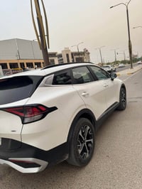 للبيع سبورتج ٢٠٢٣ هايبرد فول مواصفات بيها ٣ قطع بنيد وجاملغ ونص الباب ...