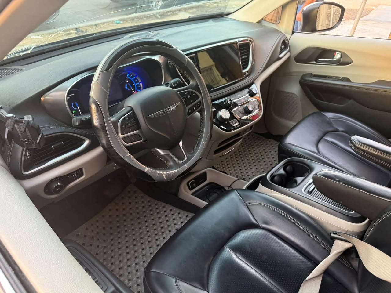🚙 كرايسلر باسفيكا هايبرد 2023 🔥
🇺🇸 وارد أمريكي

🔹 حجم المكينة: 3600 + هايبرد
🔹 Plug-in Hybrid — شحن منزلي 🔌
🔹 المسافة المقطوعة: 30 ألف ميل
🔹 الإيرباك: سليم
🔹 الضرر: صندوق مبدل نفس اللون، موضح بالصور

⭐ المواصفات:

• تحكم ستيرن
• 3 قطع تبريد
• شاشة
• بصمة
• تشغيل عن بُعد
• كشنات جلد
• هيترات بالكشنات
• رادارات
• حساسات
• ويل كب
• بيبان كهرباء
• صندوق كهرباء
• لايتات LED
• إشارات بالمراية
• رادار أمامي
• كشنات كهرباء

💰 السعر: ١٩٨ ورقة وبيها مجال بسيط
📍 مرقم بغداد 

📞 تفاصيل أكثر:  *********** 

📍 المكان: بغداد – حي العامل
تحياتي 🌹
