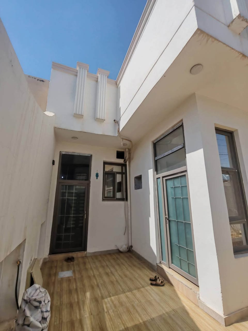 #دار_للــبـيــع 🏠 #العنوان: حي الفرات، قرب مدرسة الاقتدار.

المساحة: 193.5 م²
الواجهة: 9 أمتار.

الطابق الأول:
غرفتا نوم، إحداهما سويت، منوران، ثلاثة مجاميع صحية، صالة استقبال كبيرة، ومطبخ حار وبارد.

الطابق الثاني:
غرفة، حمام، مخزن، وسطحان.
الطابق الأول كونكريت، والطابق الثاني عكادة.
سنة البناء: 2025.

مطلوب إسكان 62 مليون دينار.
: تسديد شهري 332 الف..
——————————————-
#متابعة_الصفحة
#نستقبل_جميع_عروضكم
———————————————————
🔺#للاستفسار الاتصال ع الارقام
 ارشد ***********📲 
 حسن *********** 📲  
واتساب *********** 📲  
—————————————————————
او زيارة مكتبنا متواجدين 3 الظهر إلى 8 مساء 
🔺مكتب دره المشرق للاستثمار والتطوير العقاري 
🔺العنوان:-حي الجزائر الشارع العام قرب مأكولات تشرين
ومجاور شركة زاد اهل الخير للسفر والسياحة
