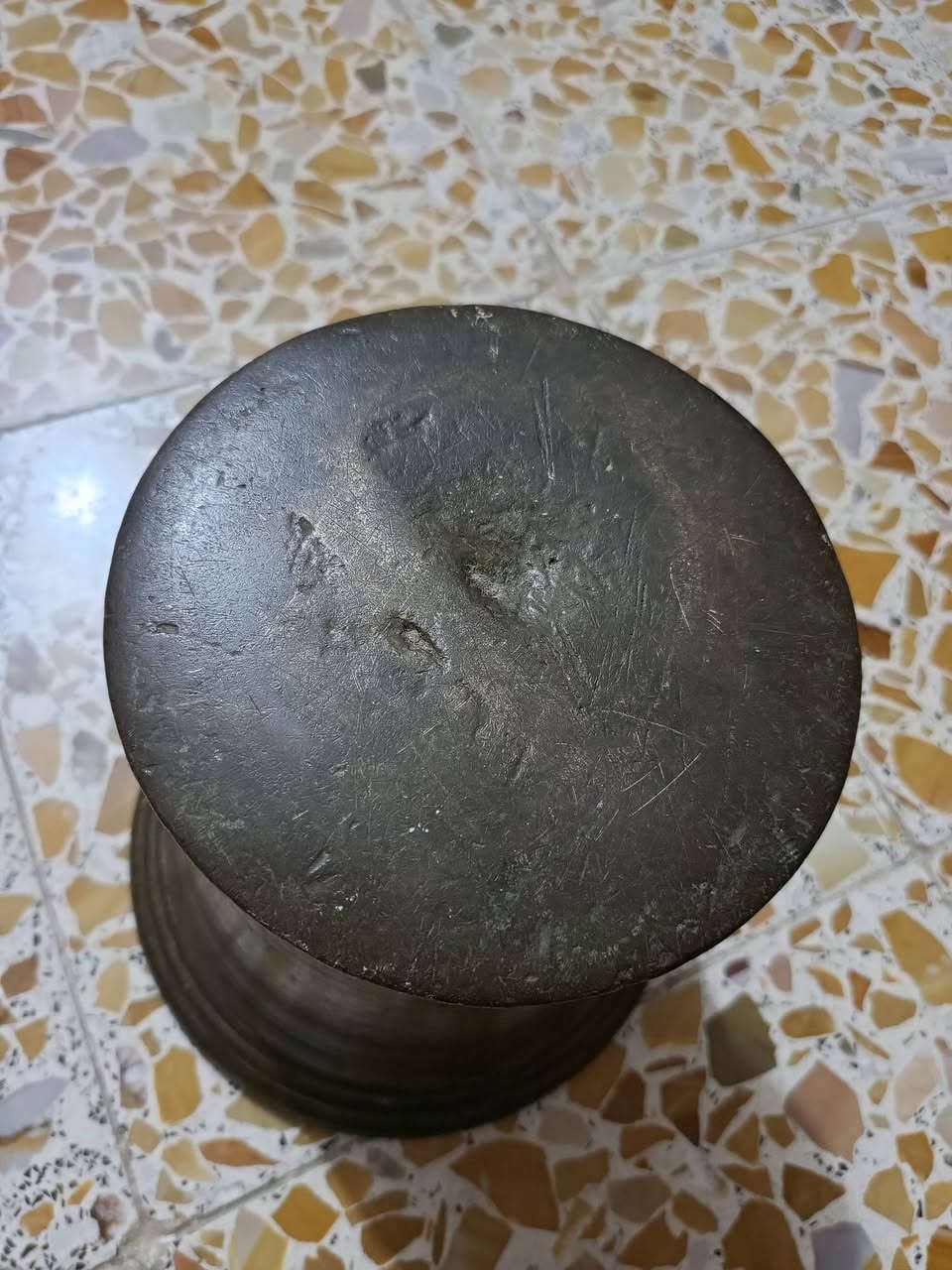 هاون بغدادي ابو التراجي قديم جداً جداً ارتفاع 20سم واليده 31سم
للبيع ‏‪***********‬‏ يوجد توصيل كافة المحافظات
