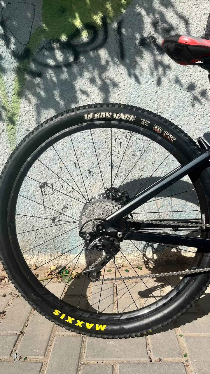 ⁨	Cube stereo hbc كاربون
حجم 29
المواصفات:
البريك shimano xt
كروبسيت shimano xt 11x2
الدبل الامامي fox rhythm 32
الدبل الخلفي fox float
درورب كيوب
ستيرن ركبة وسرج كيوب
تايرات ماكسز
السعر او الاستفسار خاص او ***********⁩
