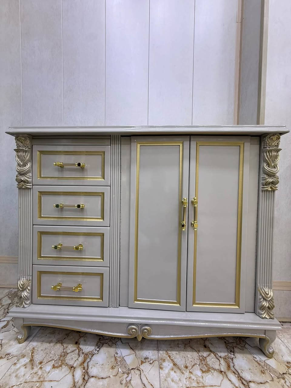 موديل المهيب 

نجاره عراقيه شغل درجه فاخره 

صبغ ونجاره شرط ظمآن 

الصبغ شرط حراري صبغ سيارات 

شرط اشد الغرفه بيتك  وطلع نجاره عليه من ناحيه 

الشغل والعمل والموصفات اذ مو نفس الكلام لا تستلمها 

تتكون من 11 قطعه 

كول الغرفه الهيكل خشب زان 

الأرجل خشب زان 

كفاسيج خشب زان ثقيل جداً 

خارج الكنتور 5 ملم ام دي اف 

الداخل اربعه ملم صاج طبيعي 

الظهر جرجوبه شد براغي 

قاطع الكنتور بلوك صاج 

السقف بلوك صاج 

ارتفاع الكنتور مترين و 80 

طول الكنتور 3امتار و 40 

عرض الزاويه 120 

كنتور معه زاويه الملابس اربع امتار و 60 

الزاويه بعمق الكنتور 

والارتفاع برتفاع الكنتور 

التخت 170 العرض والطول مترين 

كول هاي الموصفات توصلك شرط 

السعر 3ملايين و 750 💸💵💵💵

شركة الرسل للاثاث العراقي 

العنوان محافظة واسط قظاء العزيزية الشارع العام مجاور محطة وقود الدرزي 

خدمة نقل والشد مجاني إلى جميع محافظات العراق 

***********
***********

نص مكتوب في الصور:
- شركة الرسل للأثاث العراقي *********** ***********
- شركة الرسل للثاث العراقي *********** ***********
- شركة الرسل للاثاث العراقي *********** *********** A R
- شركة الرسل للأثاث العراقي *********** *********** AR