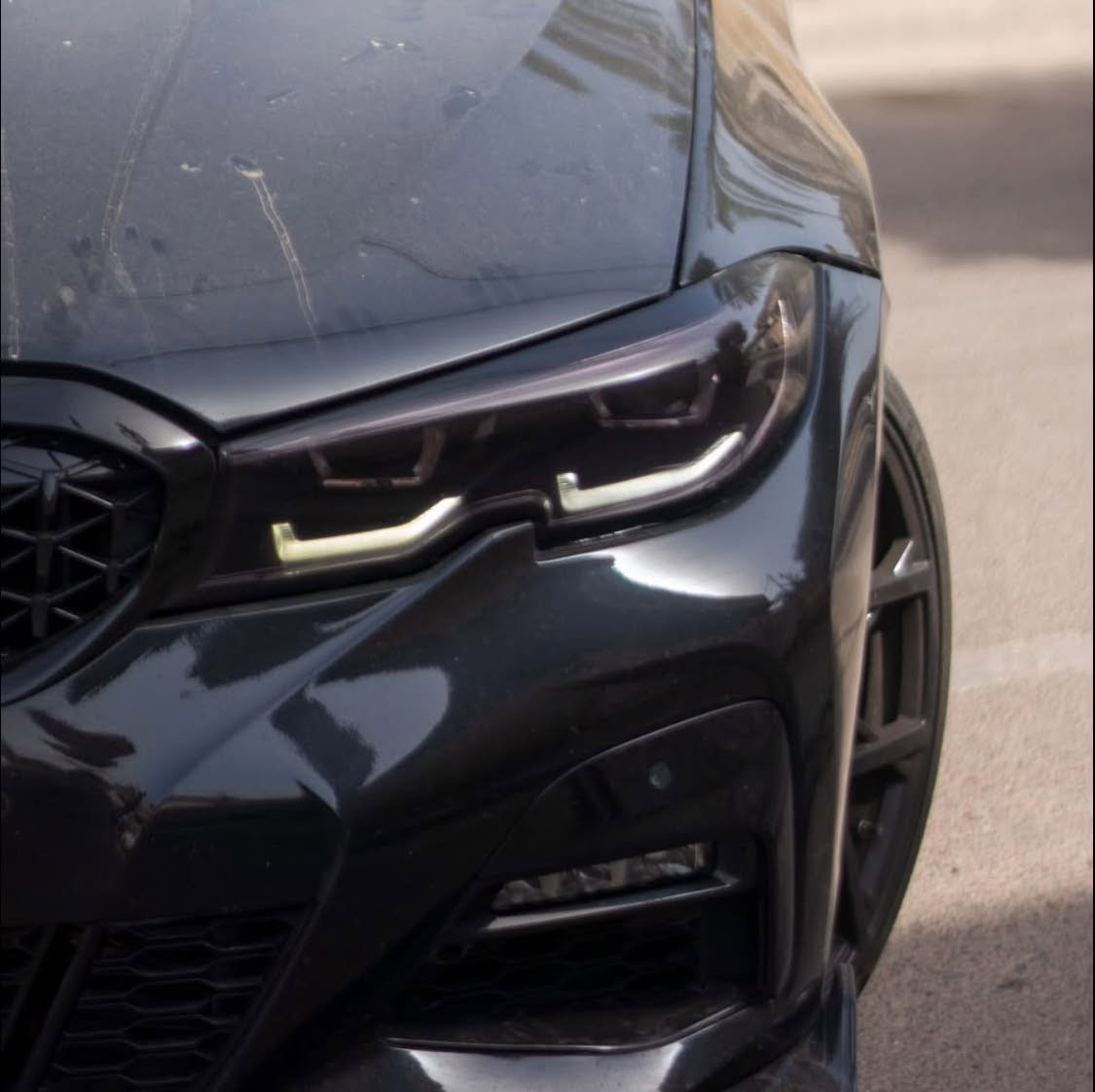 بي ام دبليو 2021
330 X drive 
ماشيه ٢٨ الف كيلو مو ميل
ام بكج بلاد مختم بكل مكان 
٦ كامرات  اوتو هولد 
٥ وضعيات قيادة  اوتو بارك 
مانع تصادم  رادارات 
حساسات ٣٦٠ هيداب دسبلاي 
كار بلاي واندرويد 
وشكو مواصفة بالفول موجودة كلهن موجودات 
بيها مشكلة بس بالتبريد وما مجيكها ومو مشكلة عالسعر اذا ما سويتها
سعر٢٦٥ وبي مجال
***********
