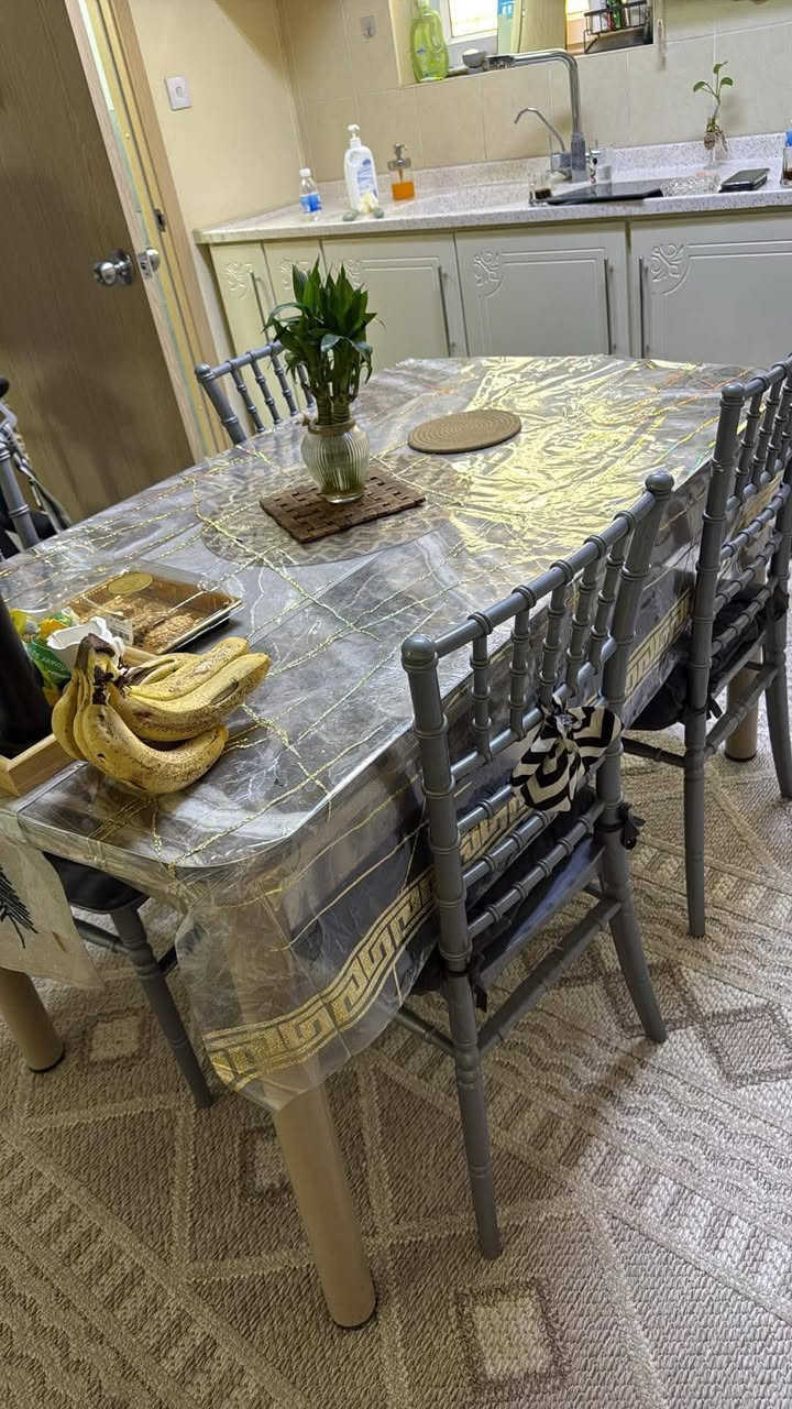 ميز طعام • طاولة سفرة