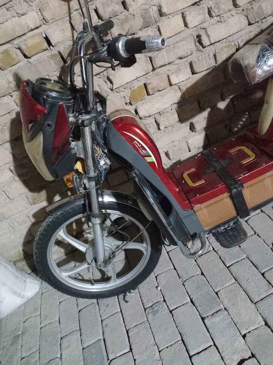 سلام عليكم من رخصة مسؤولين كروب عندي دراجة شحن فارس ذهبي نضيفه كلش بدون بطاريات شغاله لايت بكلايت كل شغال بس تحتاج بطاريات 5مسطره سعر 175 بيهه مجال الطيبين تصال على هذا الرقم *********** بي واتساب
