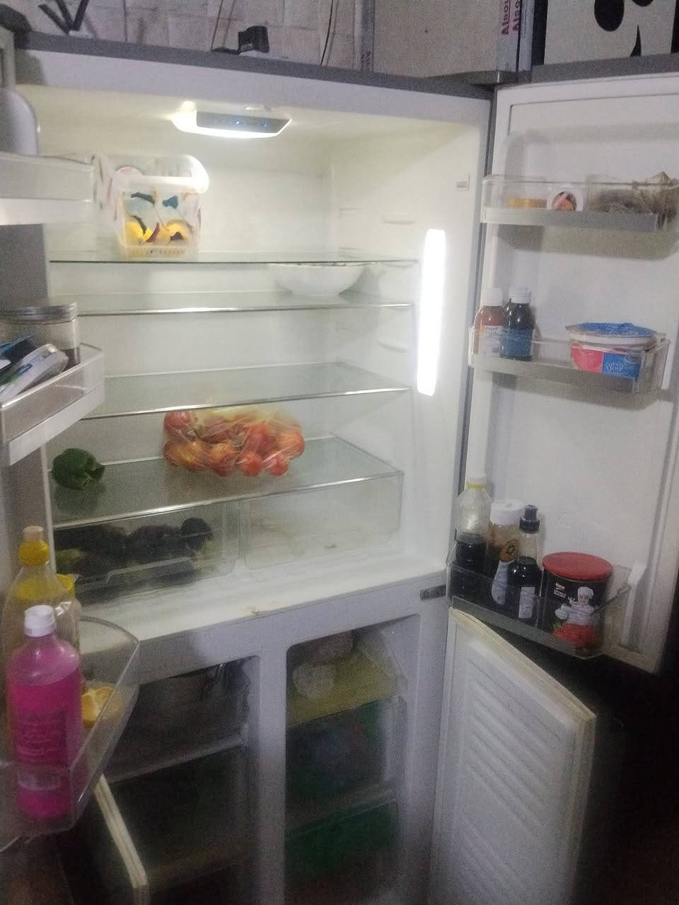 ثلاجة حجم كبير أربعة أبواب جديدة 
البابين الأعلى ثلاجة 
والبابين السفلى مجمده 
السعر 300الف
المكان الحرية الدور 
***********
