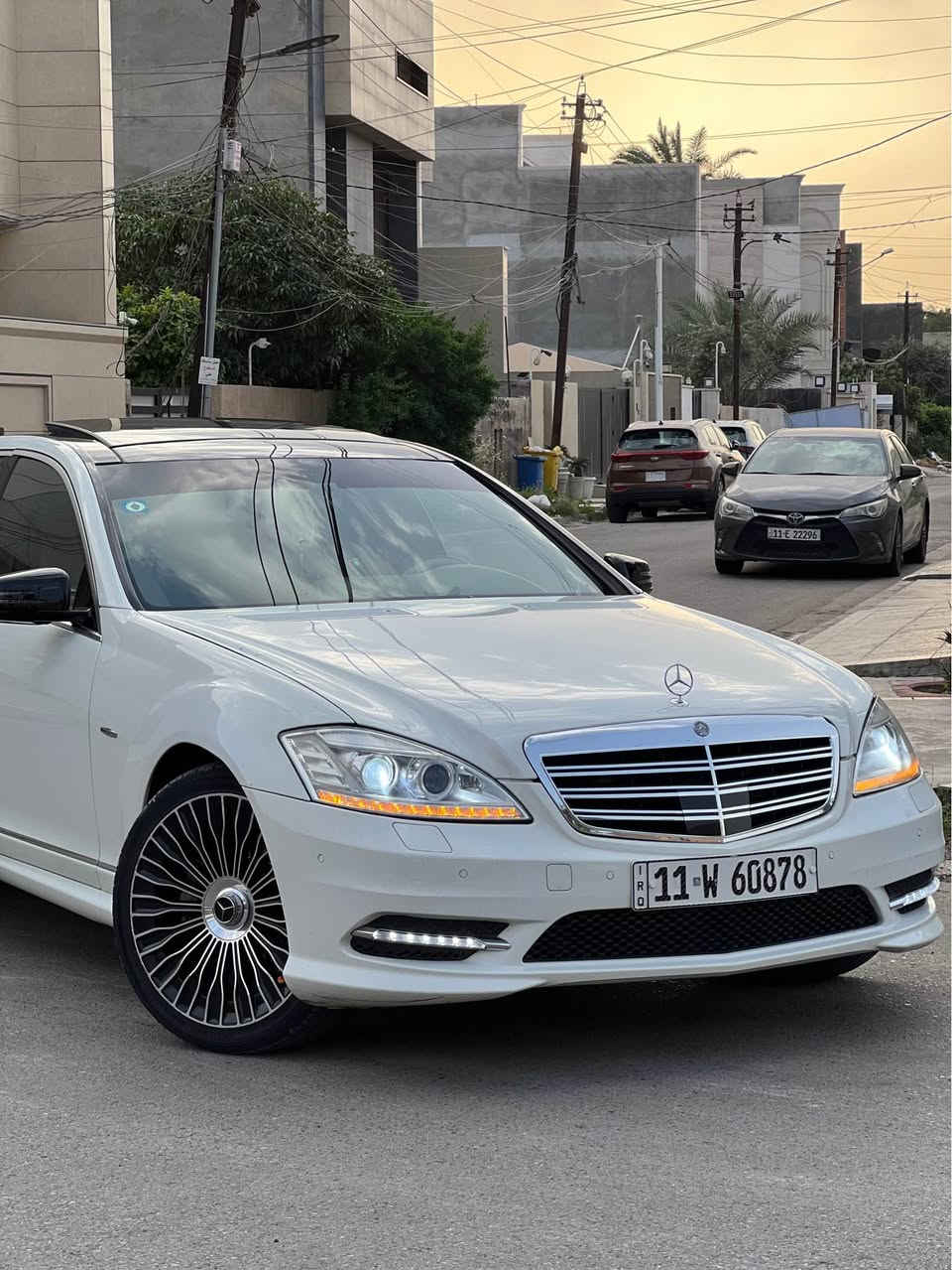 السلام عليكم
للبيع مارسيدس  S500  
موديل ٢٠٠٨  خليجيه فول مواصفات 
طويله وفتحه سقف بنوراما  بصمه تشغيل وابواب.  بردات كهربائية عدد٥.  
كامله بدون نواقص حداديه اماميه وخلفيه جديده. گير ومحرك بحاله ممتازه. السياره جاهزه وبيها  صبغ السونار موضح كولشي
السعر ١٧٨  
مكان السياره بغداد 
للاستفسار *********** بغداد, العراق
