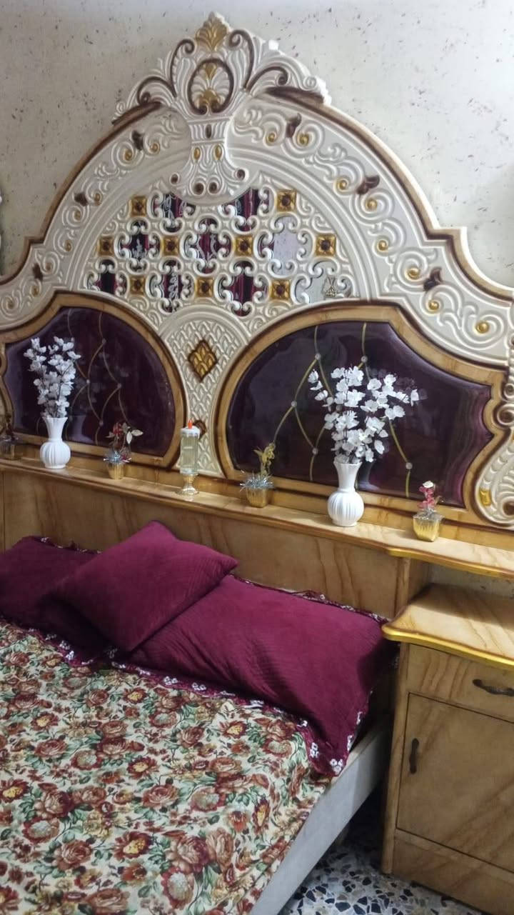سلام عليكم عندي غرفه اخشاب لبيع صارلهه 6اشهر جديده نقصه بس الجامه مال باب الايسر سعرهه 750وبيهه مجال ***********
