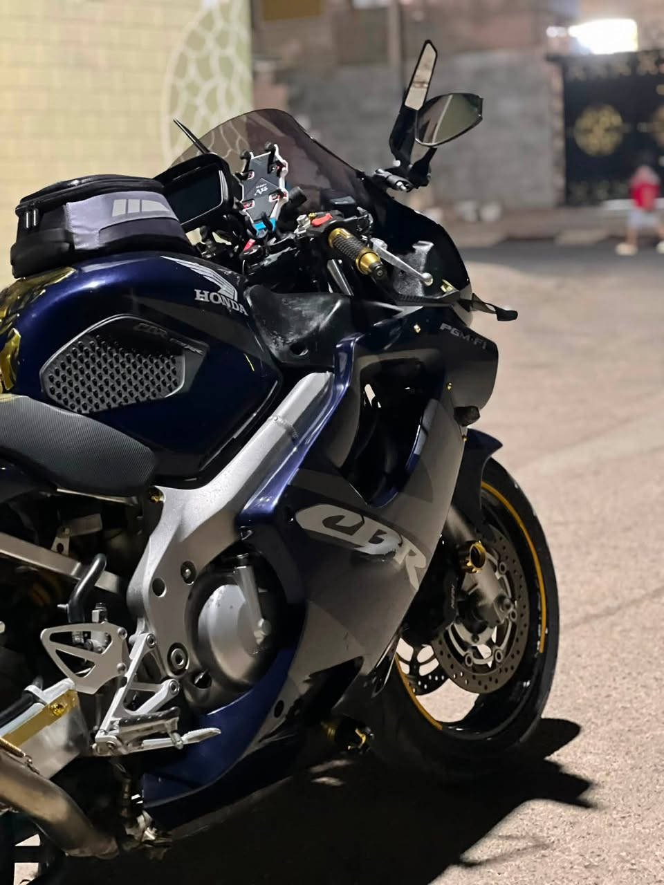 دراجة هواند 600 cbr لون حبري بدون رقم بدون اوراق مكفولة انتربول او طلب او عشائرياً او سرقة
مقاطع كاملة للدراجة و للغراض موجودة الي مهتم يتواصل  
2006 
كفالة عامة من التاير للتاير 
على وضع الشركة ماشية 10 تالاف اخت الزيرو 
عليها اضافات هواي 
جنط ثنين مغناطيس قوي و ثانية مشدودة بالكشن 
مري h2 كاربون  + مري الكاربون + مري الدراجة موجودة 
زعانف كاربون 
يدات الاصلية موجودة مغيرها بلون ذهبي 
واقيات يد خارجية كاربون مطعم بذهبي 
الكشن مدوشم بلون اصفر 
قاري فولتية 
ستاند مانع اهتزاز
شاشة دراجة 
قاعدة رقم خلفي لايت 
سلايدرات زوجين 
كزوز رياضي وياها sc 
وكزوز الي عليها رياضي كاربون مع كاتم 
الغراض الي خارج الدراجة تاخذها من تشتري الدراجة 
كامرة سبورت 1080 + مري الدراجة الاصلية + يدات الدراجة الاصلية + سلايدرات زوج ذهبي + لواصق ويل + مساعد ستيرن ذهبي + ستاند متحرك حر + اشاير + كزوز sc + ستاند تلفون رگبة + الخوذة gike مع كامل الملحقات + قبضات تانكي ثنين ذهبي و ازرق 
الدراجة نظيفة بمعنى الكلمة ومابيها اي مشاكل تجي تجيب وياك الف فيتر تفحص و تفحص طلعات محافظات 

مكان الدراجة الانبار 
السعر على الرقم 
واتساب ***********
اتصال ***********
تاخذ الدراجة تفحص وين ما تروح و تخابرني اي مشكلة بالدراجة فلوسك ترجع لك 
سبب البيع الدراجة ما جاي استخدمها لان اخذت سيارة
