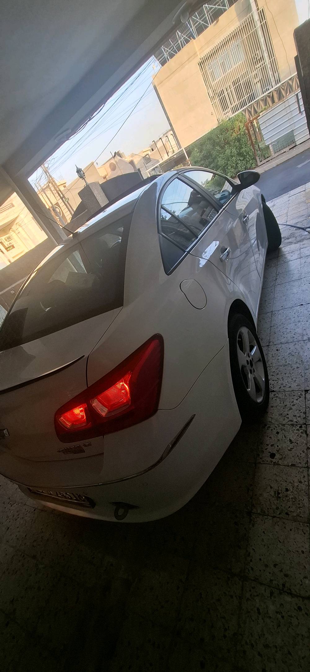 شوفر ليت كروز   فول  ٢٠١٦ 
خليجي السيارة جاهزة من كلشي رقم سليمانيه باسمي مكانها بغداد والسونار موجود بالصور 
رقمي ***********
شنو فئة الكروز بالضبط؟ يعني LT لو LS لو غير فئة، وشنو سعة المكينة/القير؟: 
 محرك 1800 LT
شكد ممشايتها الفعلي، وهل عدها صيانة حديثة أو تبديل قطع مهمّة مثل الزيت، الكلاتش/الكير أو البطارية؟: 
140
هل السيارة بيها أي صبغ/رش/حوادث أو ضربات سابقة غير مذكورة، وإذا نعم وين مكانها؟: 
جاملغ صبغ
شنو وضع المكيف، الماكينة، القير، والعفشة؟ هل كلشي شغال طبيعي وما بيه أصوات أو ملاحظات؟: 
مكينه كير تبريد دواخل كلها نضيفة
مكان المعاينة وين بالضبط ببغداد، وهل السعر قابل للتفاوض لو ثابت؟: 
بغداد .. الدورة 