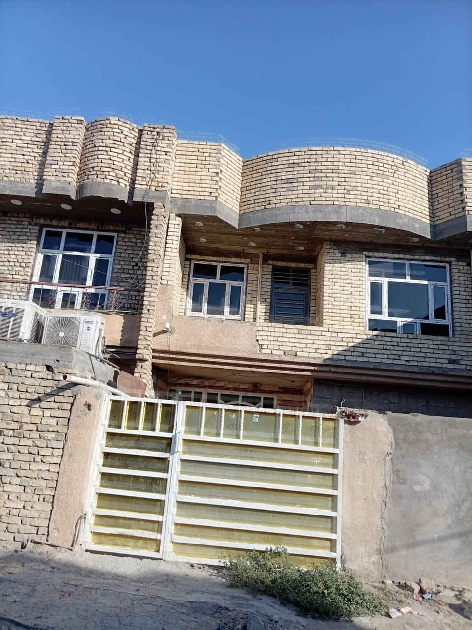 سلام عليكم بيت للبيع مكانه حي الحسن العسكري مساحته 150 طابقين الطابق الثاني هيكل نوع العقار طابو صرف يحتوي الطابق الارضي على طرمه + مطبخ سيراميك + استقبال + حولي + حمام سيراميك + غرفتين نوم + الطابق الثاني هيكل بناء حديث يحتوي على 3 غرف نوم و حمام و بلكونه للتواصل *********** موجود بي واتساب
