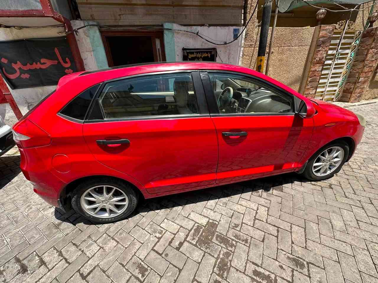 گير عادي .
الممشى 150 ألف كم . 
 الإطارات امامية وخلفية جديدة . 
البطارية جديدة . 
 بيهة جراد بل البنيد .  
 المحرك بيه تبخير وتنقيص . 
منظومة التبريد جديدة والتبريد ممتاز . 
السيارة مسجلة باسمي والتحويل ثاني يوم .
العنوان: بغداد – مدينة الصدر .
السعر 30 وبيهةة مجال حك الجية .
للاستفسار ***********
