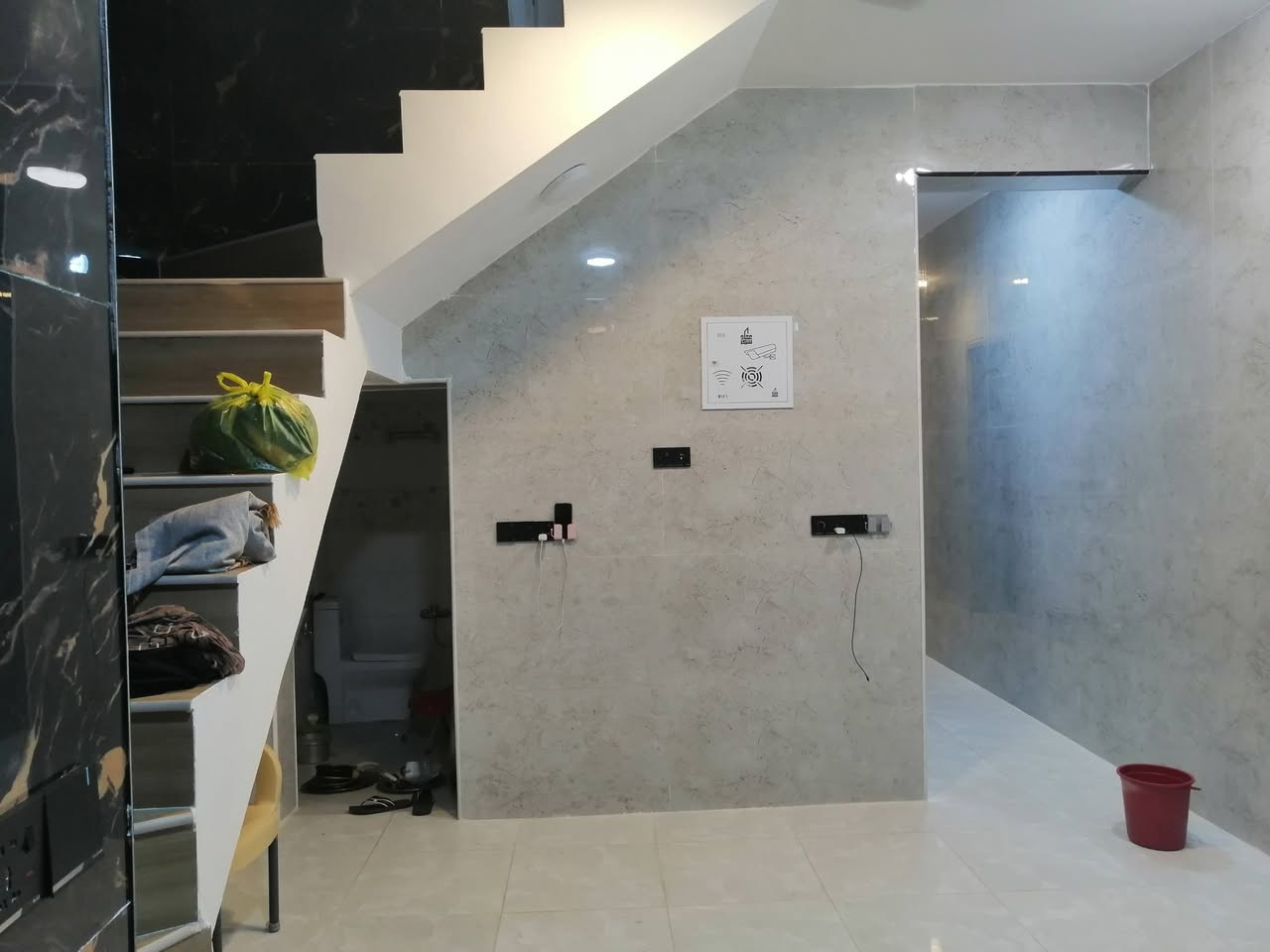 دار مساحه ١٠٠ متر طابقين طابو صرف حي ميسان قطاع ٢٣ بناء حديث صب كونكريت على ساحه وثاني بيت عن شارع الكيات مكان مميز بيع او مراوس للستفسار اتصل ***********
